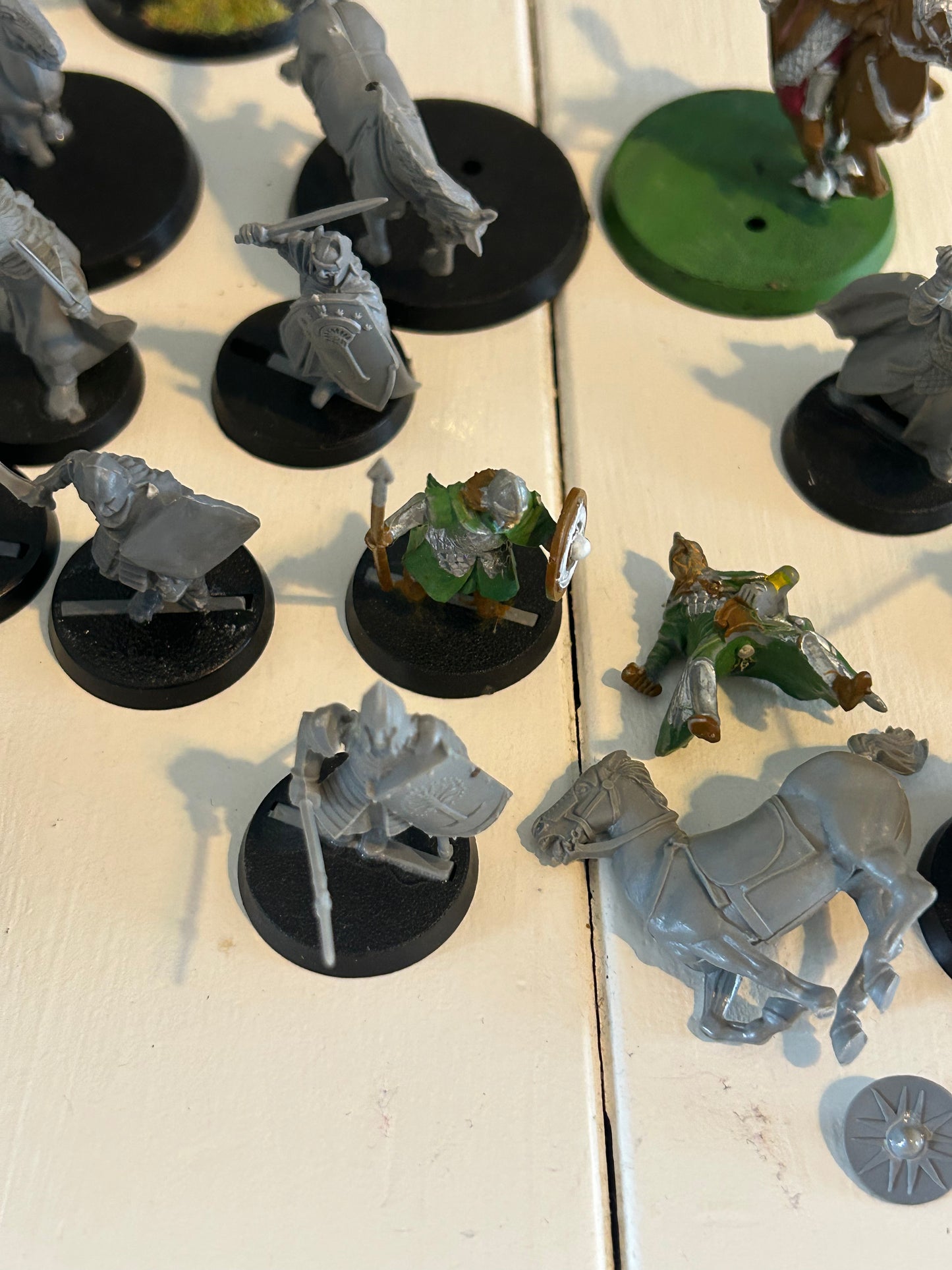 MESBG Lord of the rings humans collection (6 horses, one with a damaged rider, and one with no base and tail loose, 9 complete human warriors, 7 with damage).