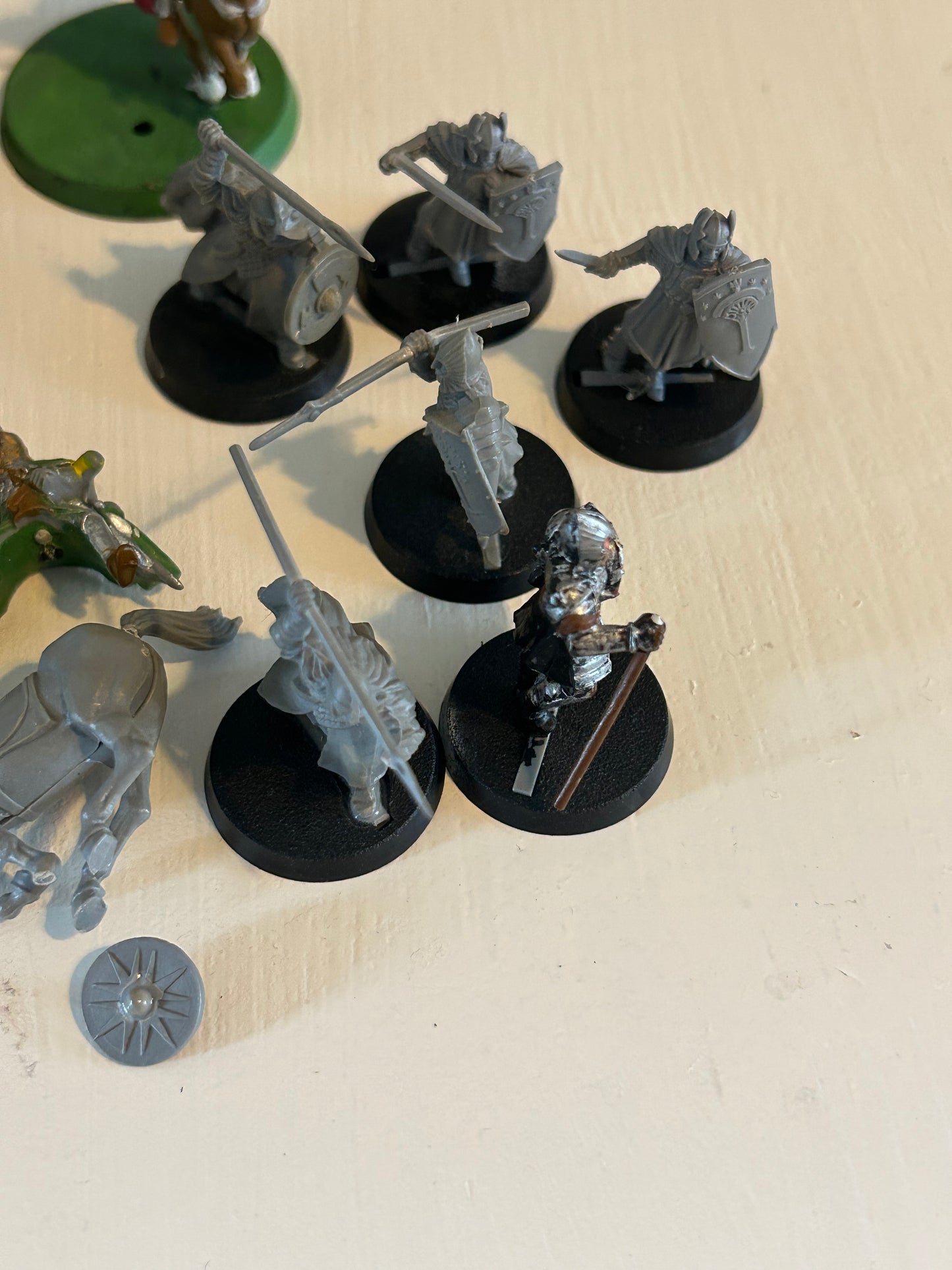 MESBG Lord of the rings humans collection (6 horses, one with a damaged rider, and one with no base and tail loose, 9 complete human warriors, 7 with damage).