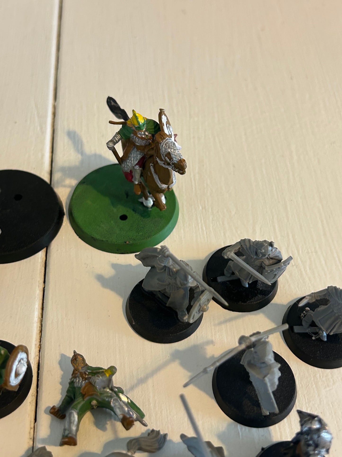 MESBG Lord of the rings humans collection (6 horses, one with a damaged rider, and one with no base and tail loose, 9 complete human warriors, 7 with damage).