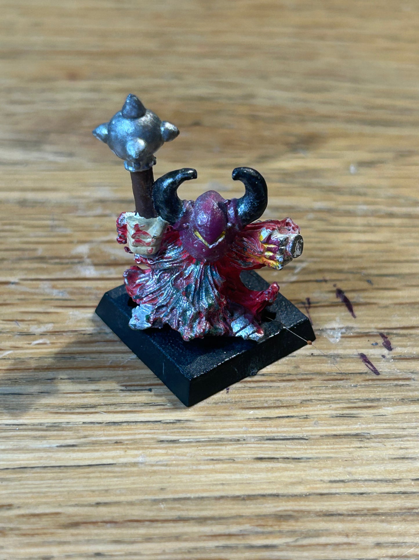 Warhammer fantasy marauder miniatures chaos dwarfs CD 17
Horned Helmet, w. Mace
(MM90/5a)