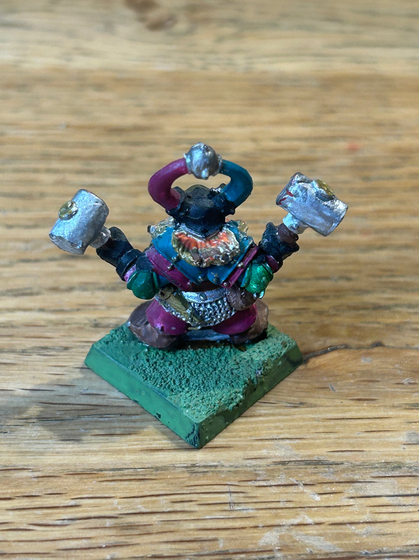 Warhammer fantasy marauder miniatures chaos dwarfs CD 1
Horned Helmet, w. Two Hammers
(MM90/1b)