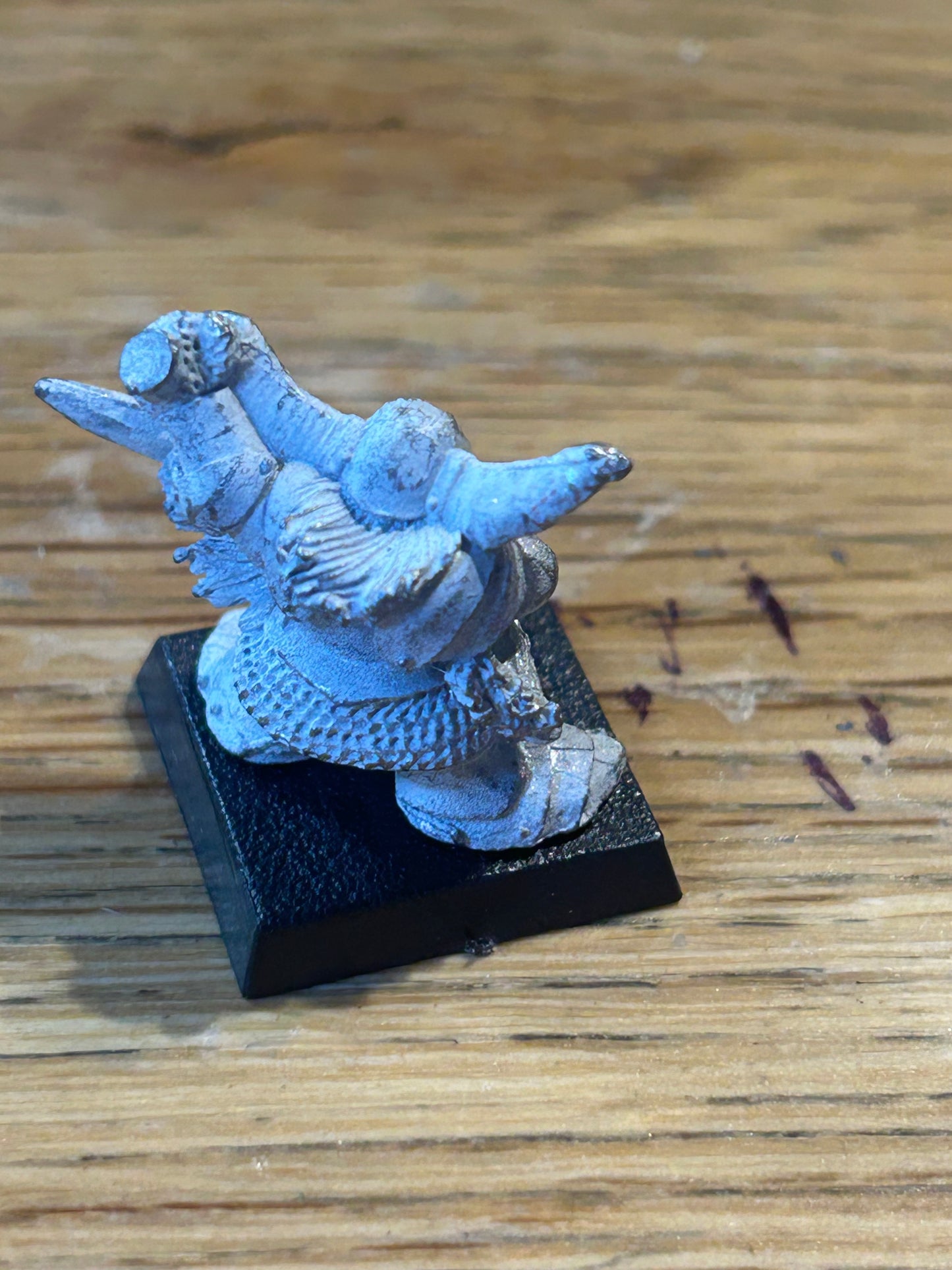 Warhammer fantasy marauder miniatures chaos dwarfs CD 6
Horned Helmet, w. Sword & Shield
(MM90/2d)