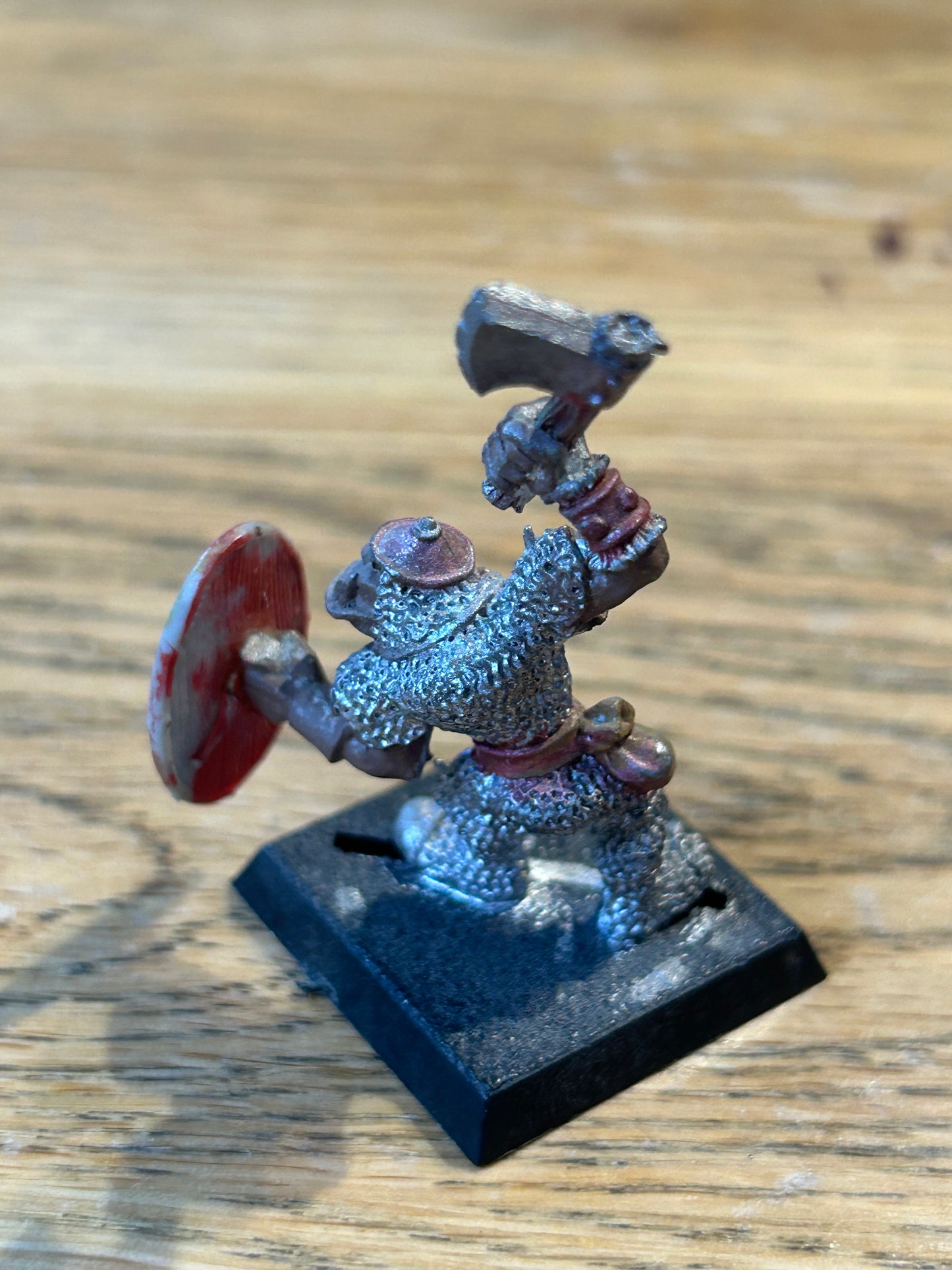 Warhammer fantasy marauder miniatures mm20 ORC 05 w. Helmet, Axe & Shield