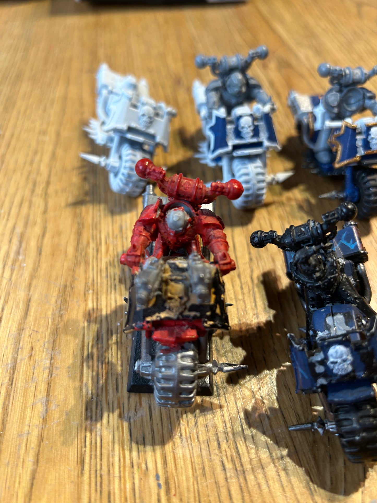 WARHAMMER 40K CHAOS SPACE MARINE BIKes (2 are complete, one has no rider and the other two riders are missing parts)
