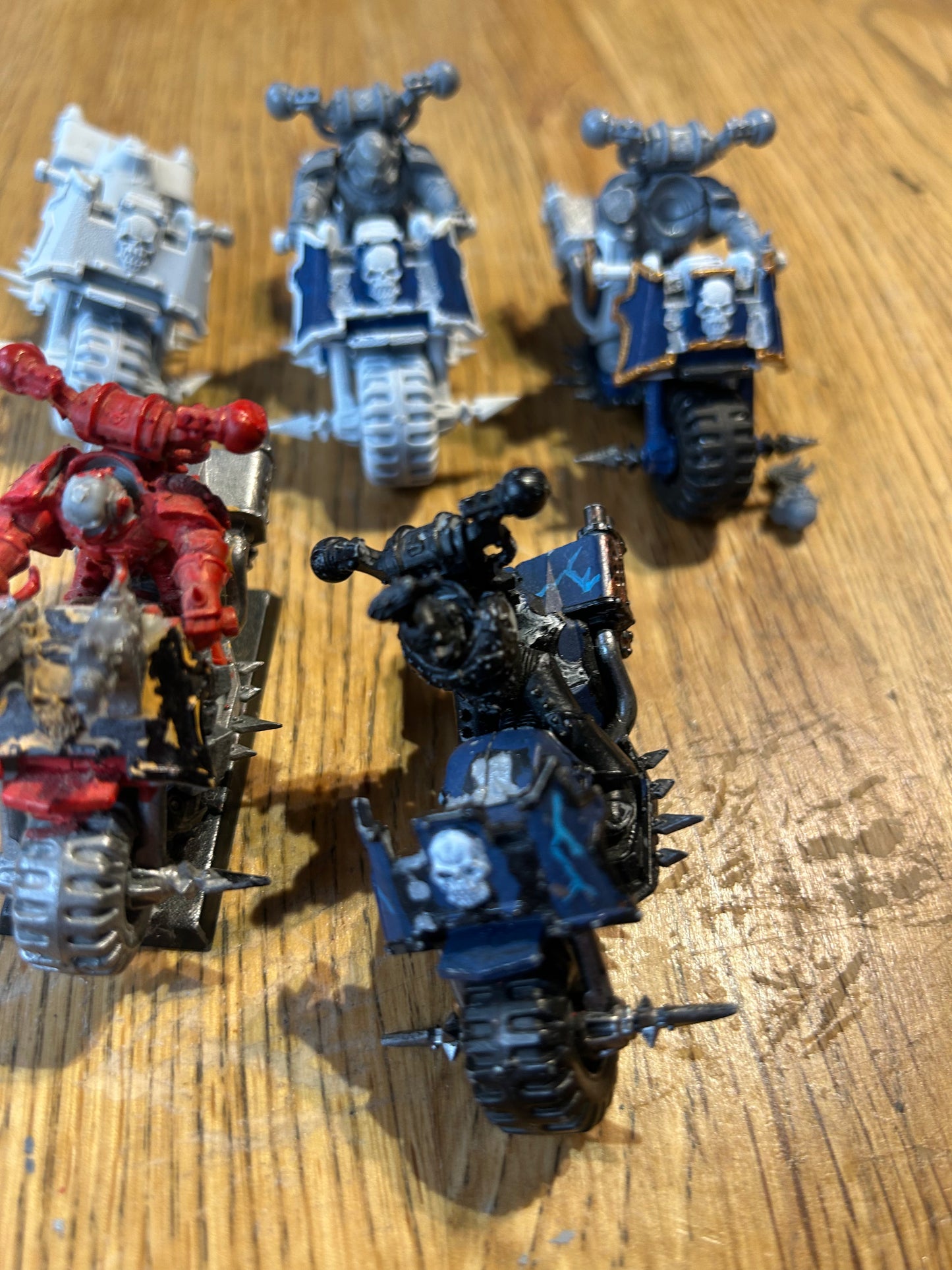 WARHAMMER 40K CHAOS SPACE MARINE BIKes (2 are complete, one has no rider and the other two riders are missing parts)