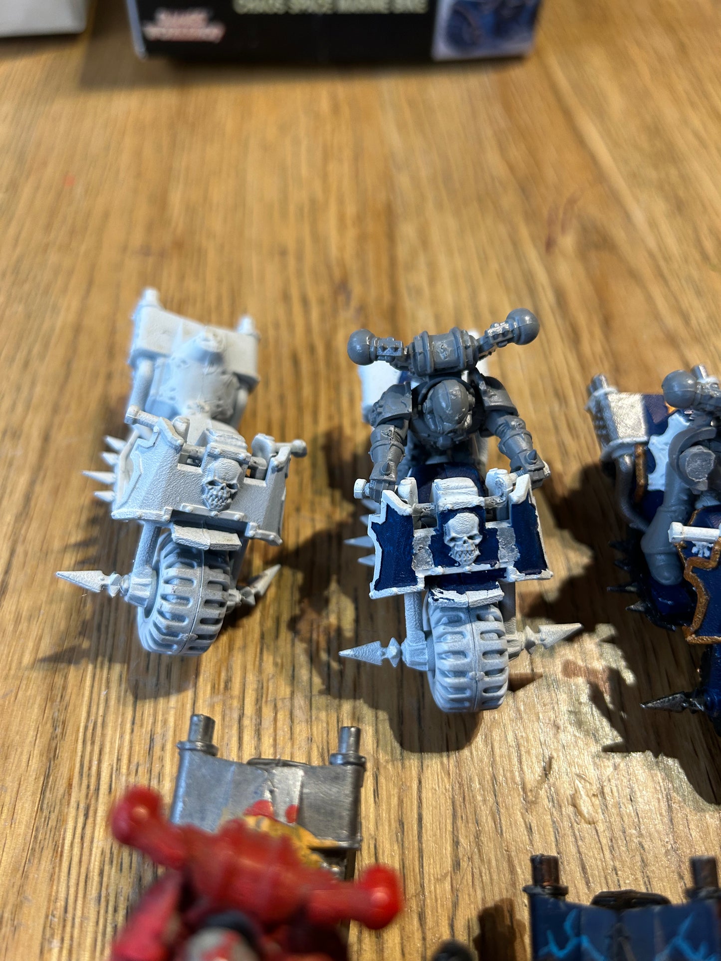 WARHAMMER 40K CHAOS SPACE MARINE BIKes (2 are complete, one has no rider and the other two riders are missing parts)