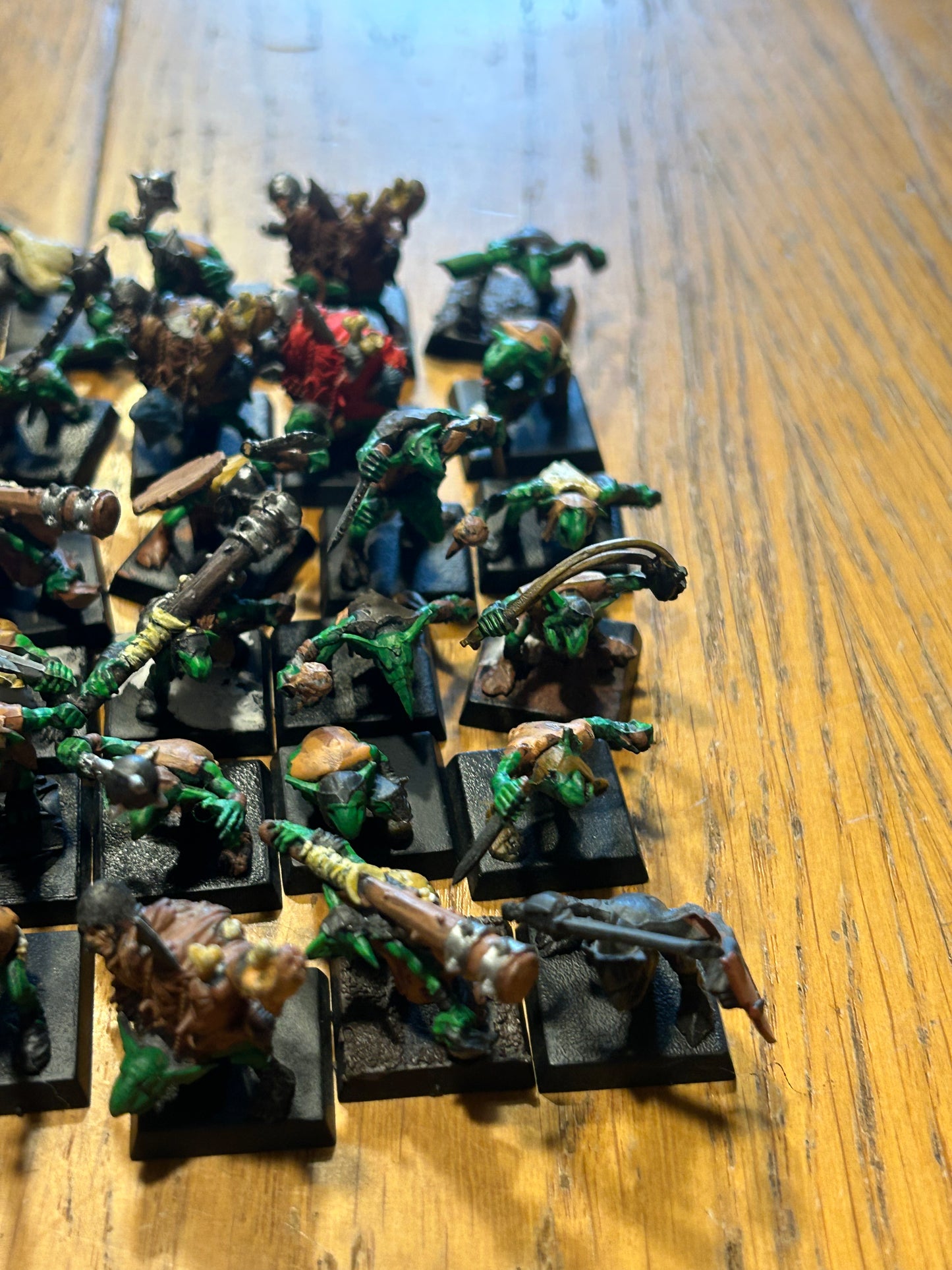 Warhammer fantasy ogre kingdoms gnoblars x42 (one of the gnoblars has a broken backpack thing)