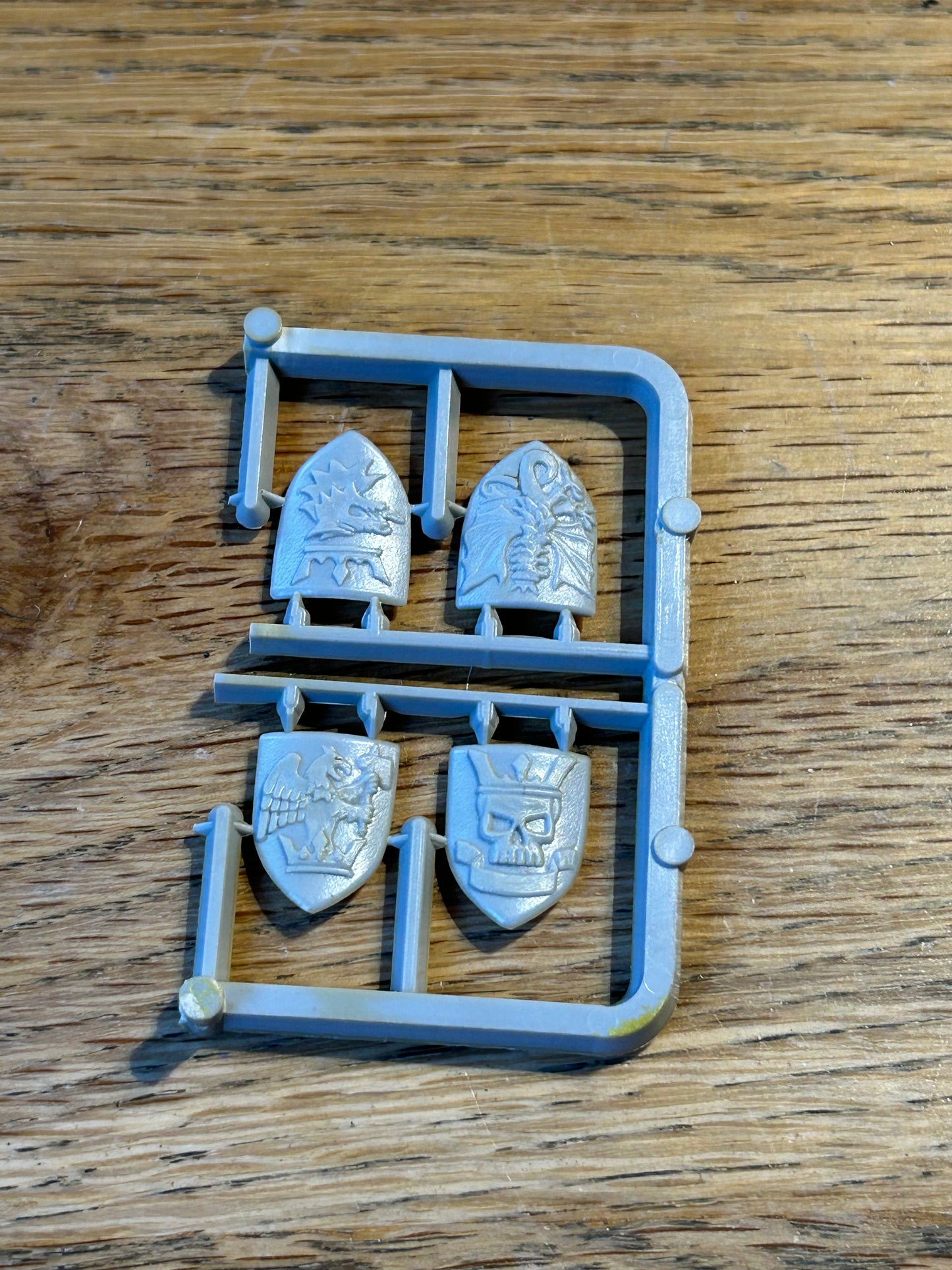 Warhammer fantasy empire shield half Sprue (quite rare)