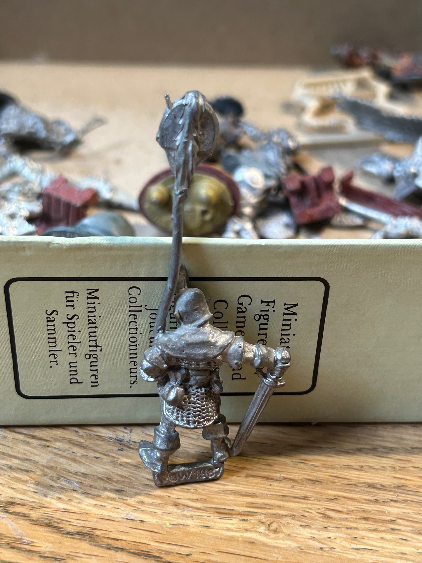 Warhammer fantasy dark elf standard bearer