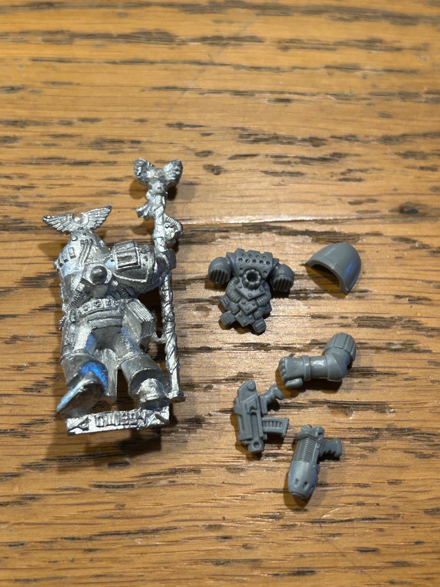 Warhammer 40k Space Marines Epistolary Librarian Metal
(has a normal backpack)