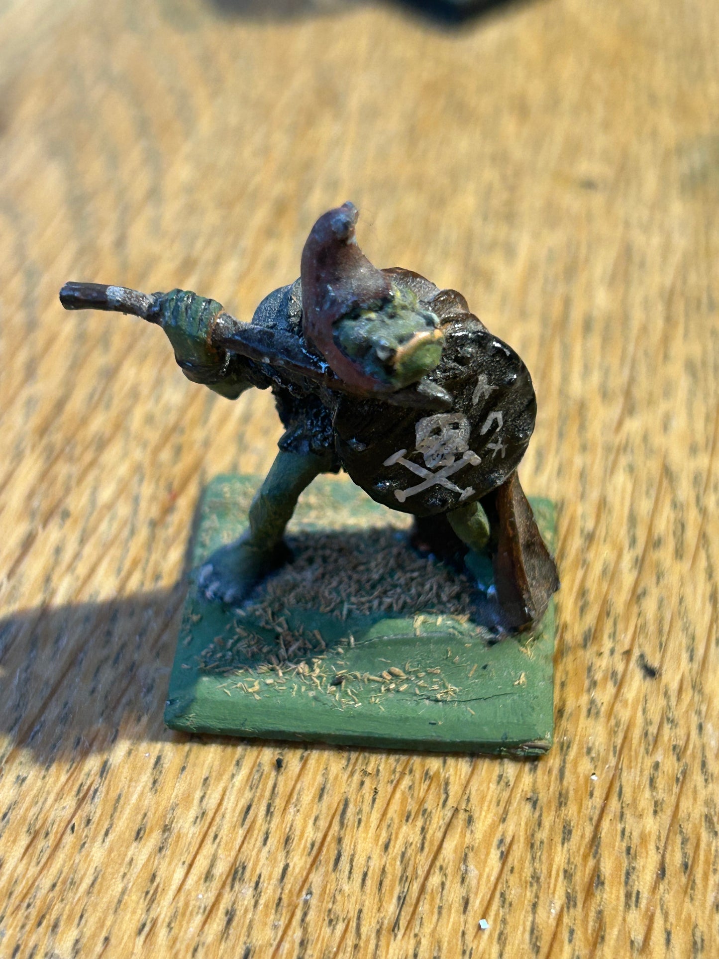 Citadel/Games Workshop pre slotta Moonfaced orc with spear and shield (C15 - 1C)