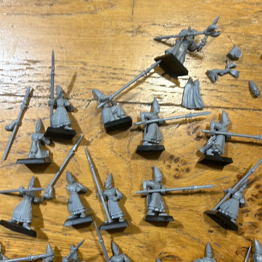 Warhammer fantasy Old world 22 high elf spearmen (21 of the multipart kit plus 1 of the older ones, and an extra musician body without legs)