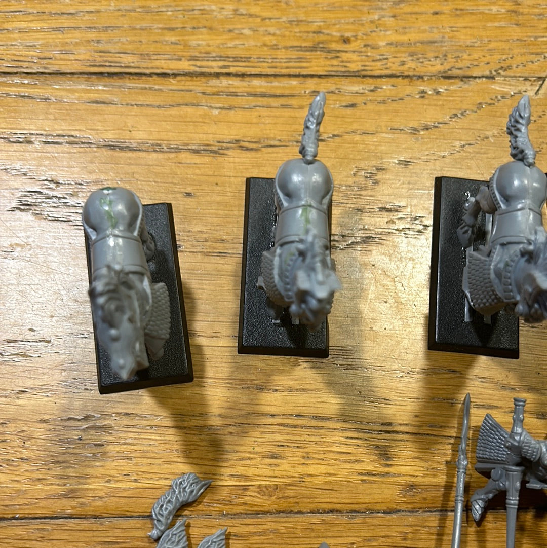 Warhammer fantasy old world high elves silver helms x 5 (missing heads from two of the riders and three horse tails need regluing, no shields)