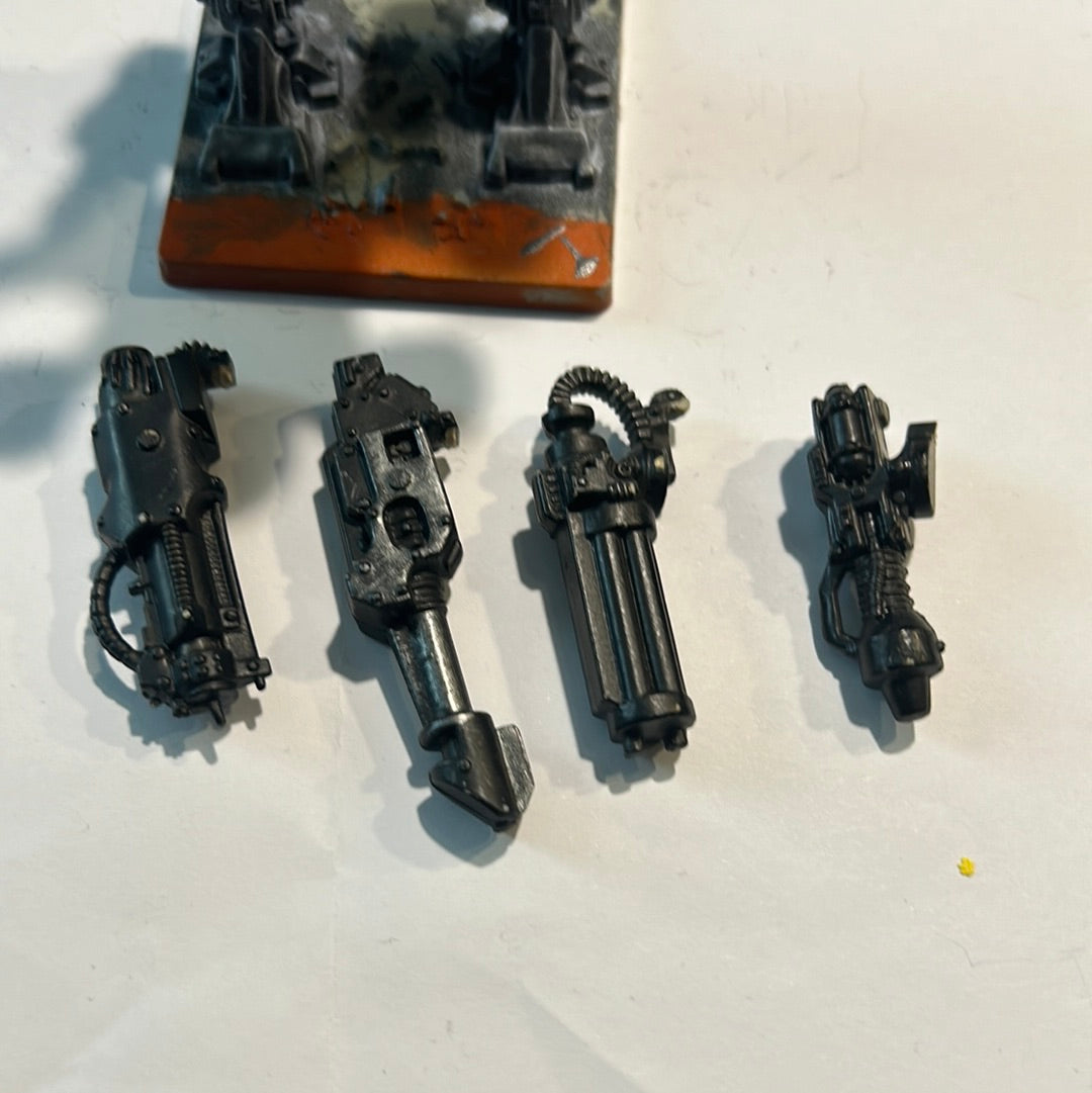 Warhammer 40k Space Crusade chaos Dreadnought with four guns (attachments are broken on all guns so will need gluing on) (missing the spare gun)