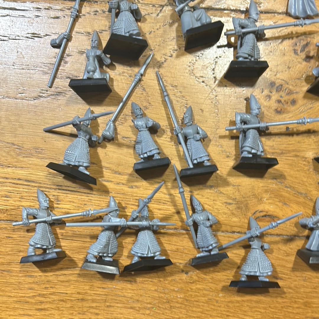 Warhammer fantasy Old world 22 high elf spearmen (21 of the multipart kit plus 1 of the older ones, and an extra musician body without legs)