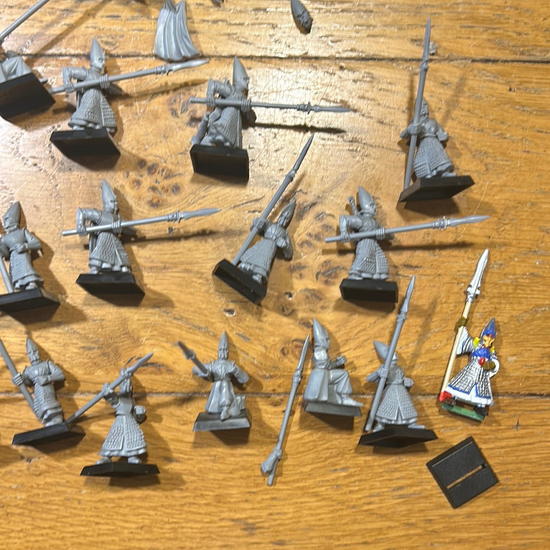 Warhammer fantasy Old world 22 high elf spearmen (21 of the multipart kit plus 1 of the older ones, and an extra musician body without legs)