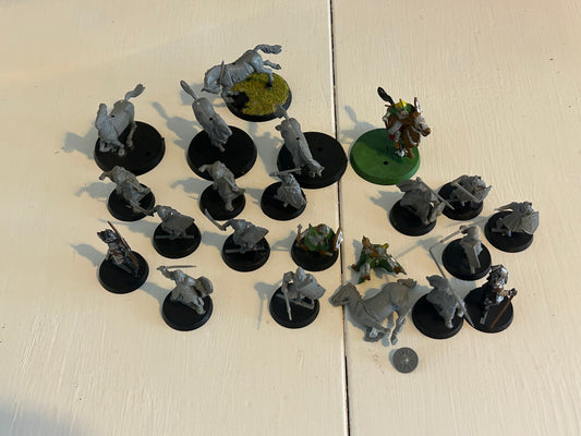 MESBG Lord of the rings humans collection (6 horses, one with a damaged rider, and one with no base and tail loose, 9 complete human warriors, 7 with damage).