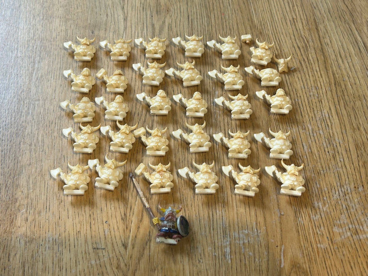 Warhammer fantasy regiments plastic dwarfs x31 (one has been converted to be a banner bearer).