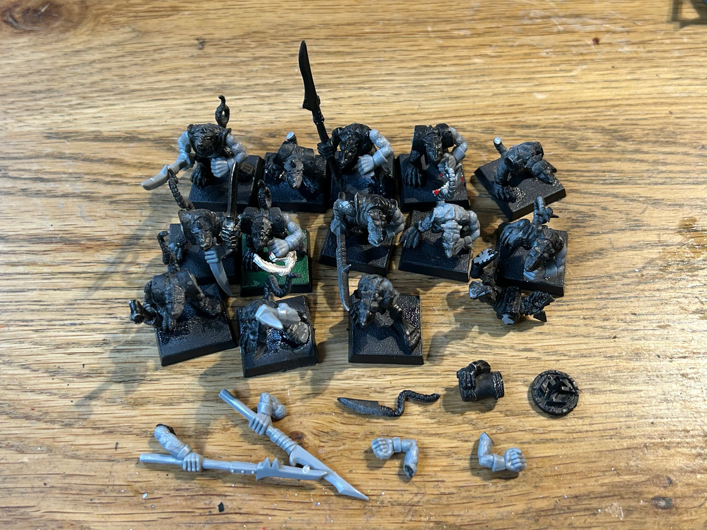 Warhammer fantasy regiments plastic skaven x14 (not complete, a few have broken tails and there are not enough arms to complete them all)