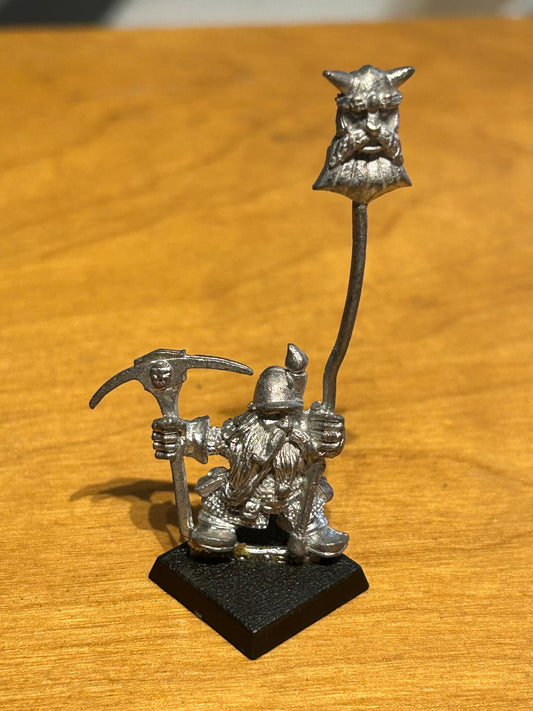 Warhammer fantasy dwarf miner standard
