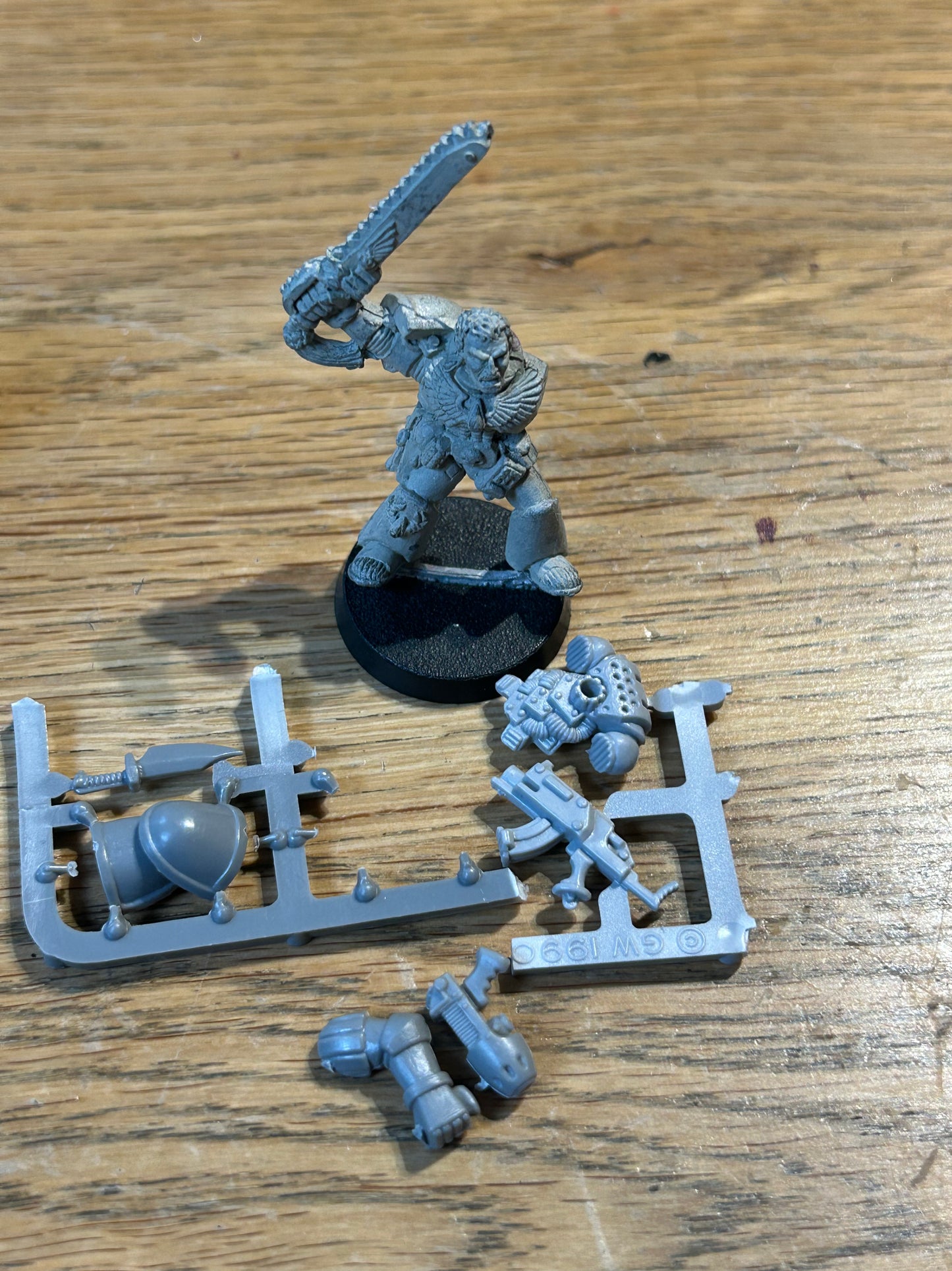 Warhammer 40k second edition space marine sergeant (metal body and plastic arms)