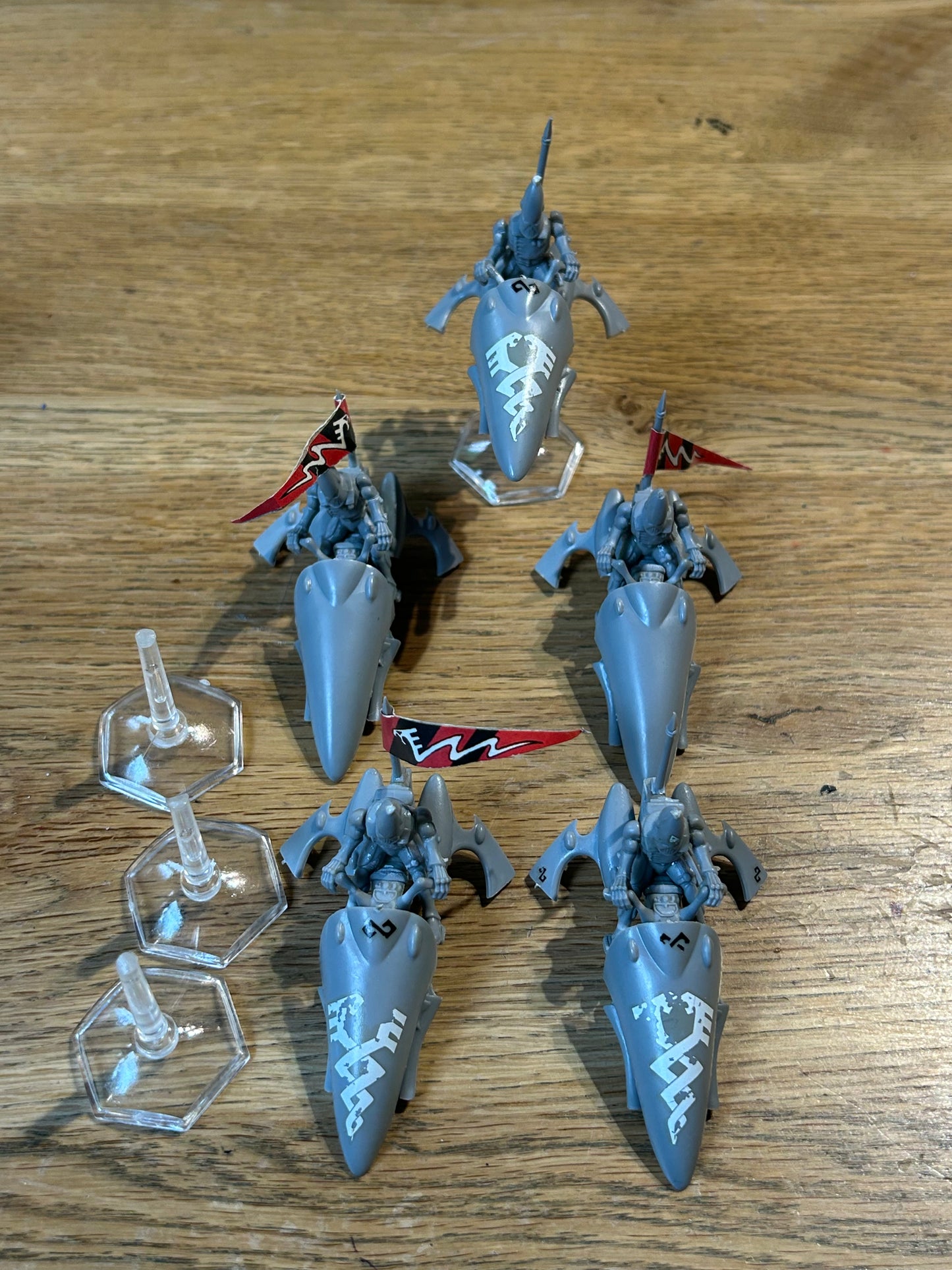 Warhammer 40k second edition eldar jet bikes x5 (only one flying base is unbroken, the other three are damaged).