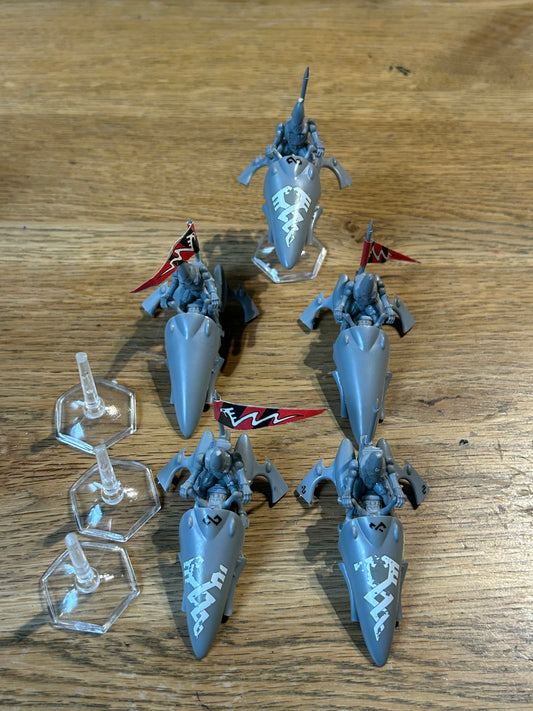 Warhammer 40k second edition eldar jet bikes x5 (only one flying base is unbroken, the other three are damaged).