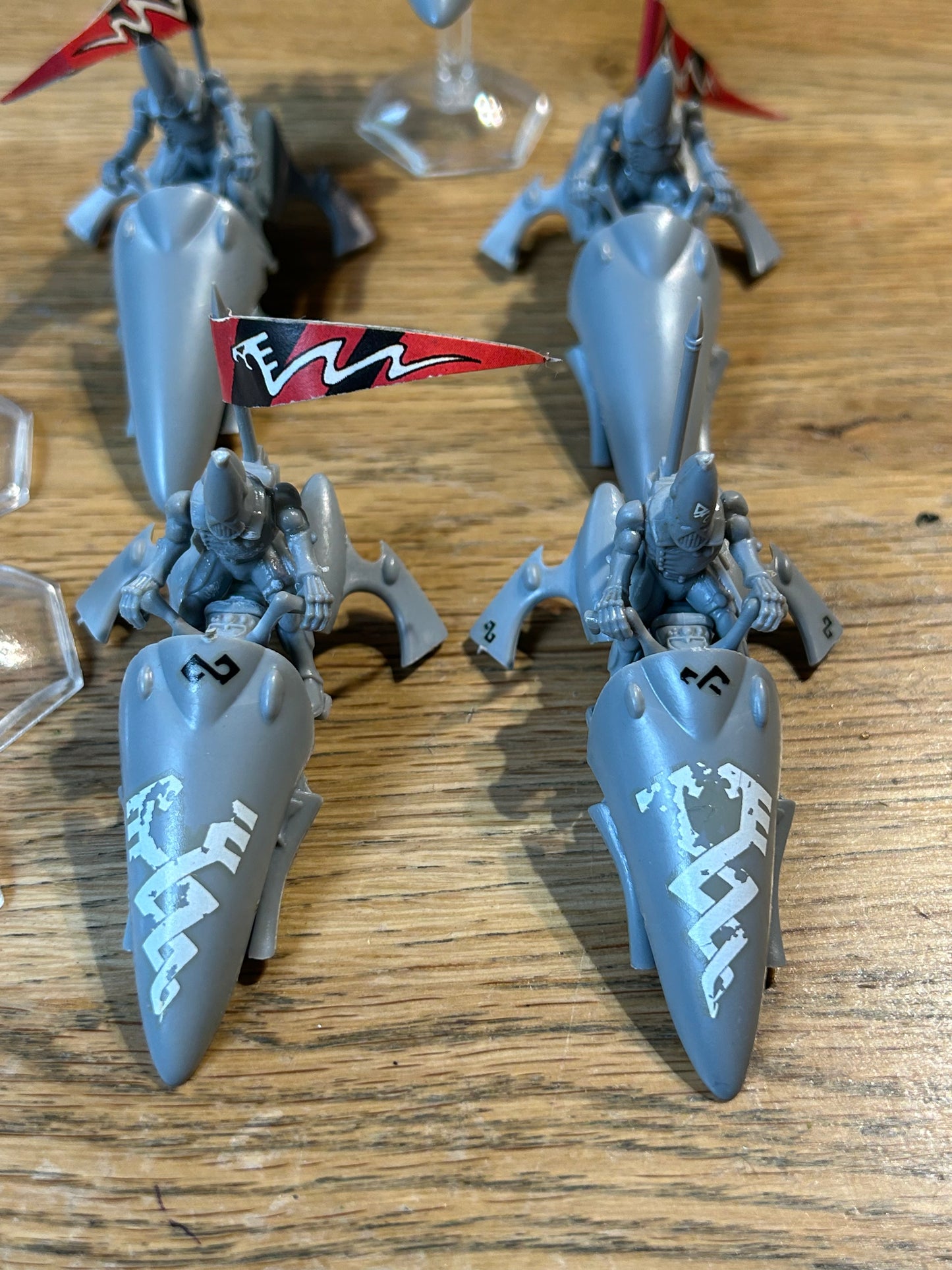 Warhammer 40k second edition eldar jet bikes x5 (only one flying base is unbroken, the other three are damaged).