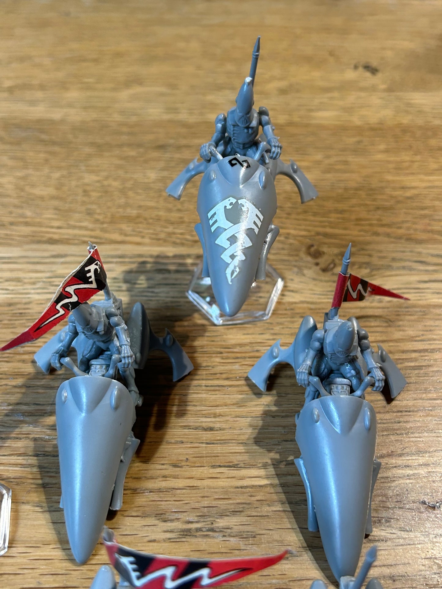 Warhammer 40k second edition eldar jet bikes x5 (only one flying base is unbroken, the other three are damaged).