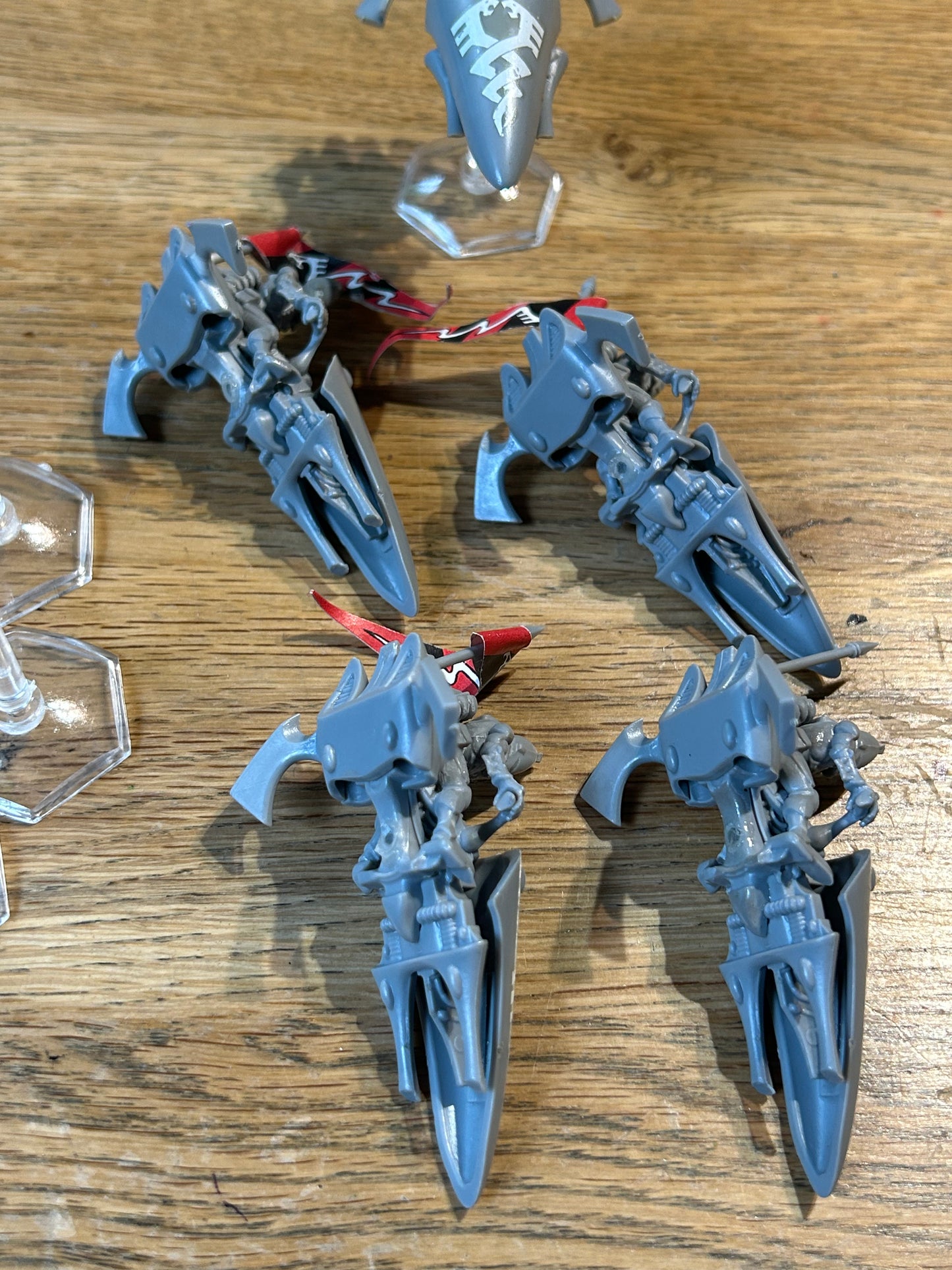 Warhammer 40k second edition eldar jet bikes x5 (only one flying base is unbroken, the other three are damaged).
