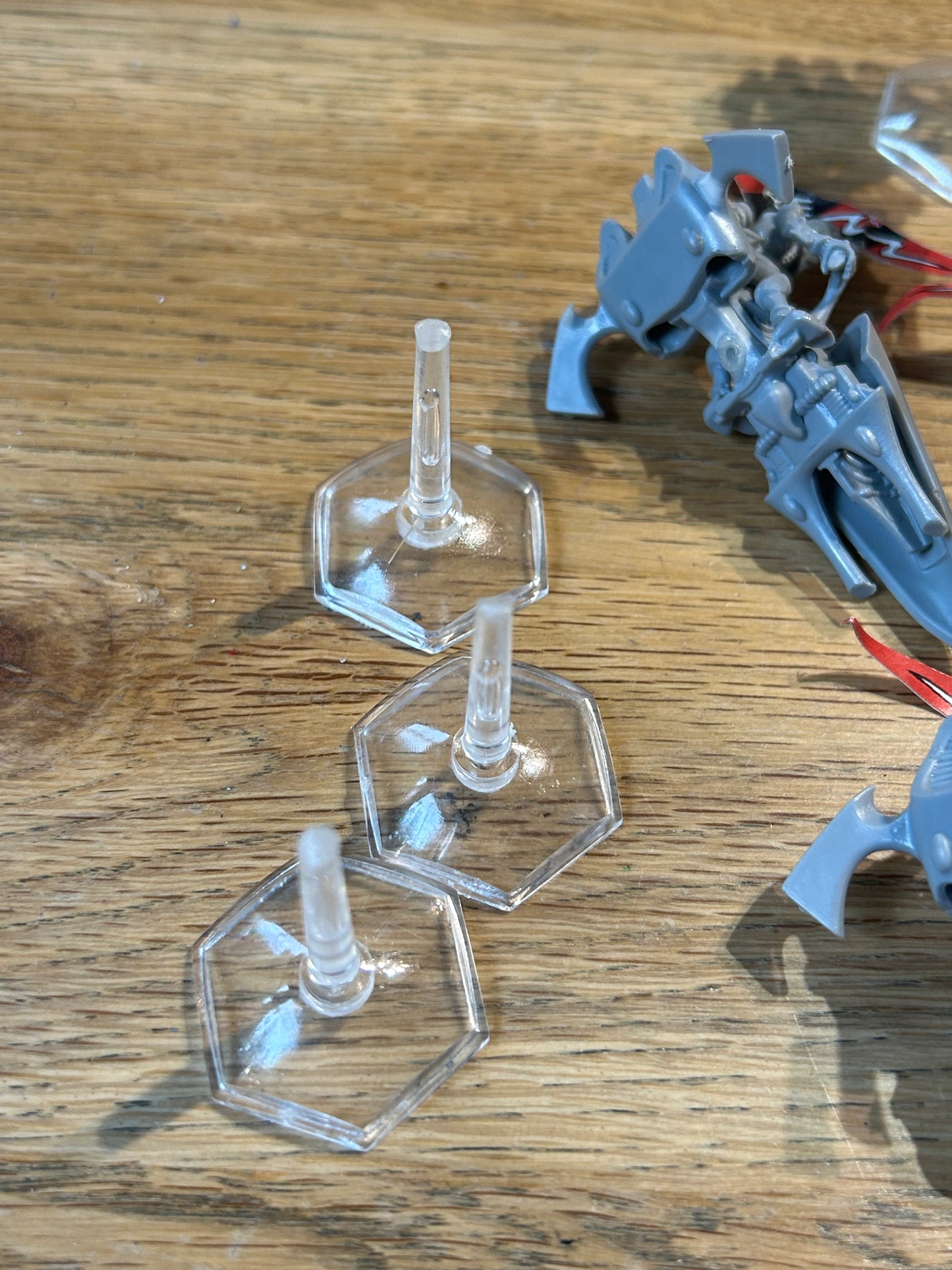 Warhammer 40k second edition eldar jet bikes x5 (only one flying base is unbroken, the other three are damaged).