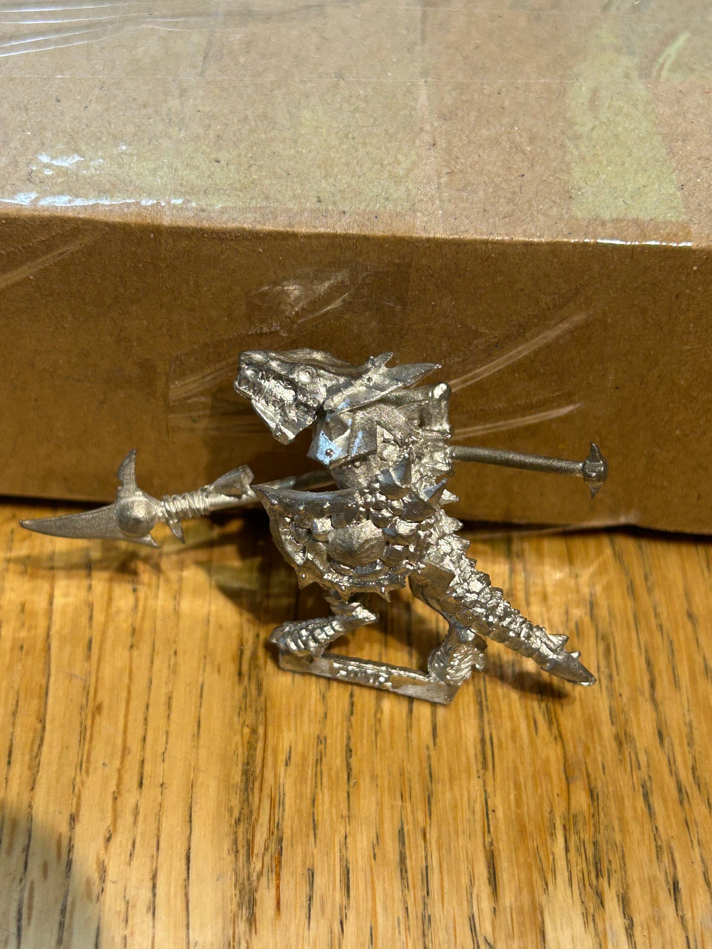 SAURUS TEMPLE GUARD LIZARDMEN WARHAMMER THE OLD WORLD FANTASY METAL with shield