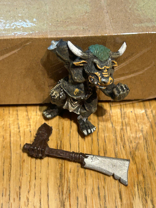 Minotaur with double handed cleaver  Metal Beastmen Beasts Of Chaos Old World