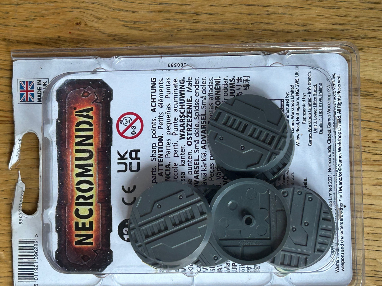 Necromunda 32mm bases x8 (pack has been opened and 2 bases removed).
