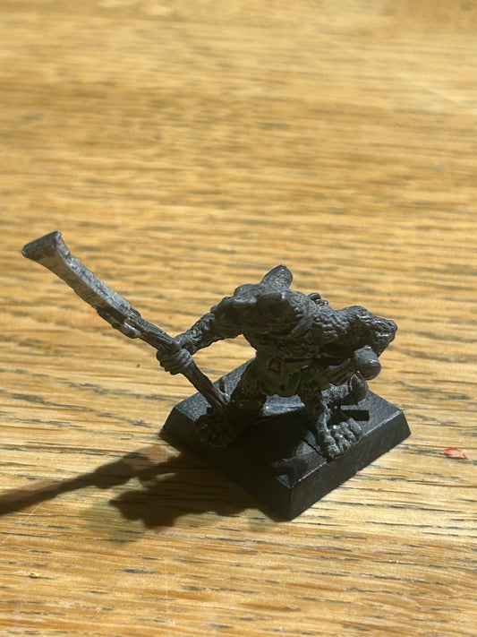 Warhammer fantasy skaven clanrat or slave with halberd slise c47