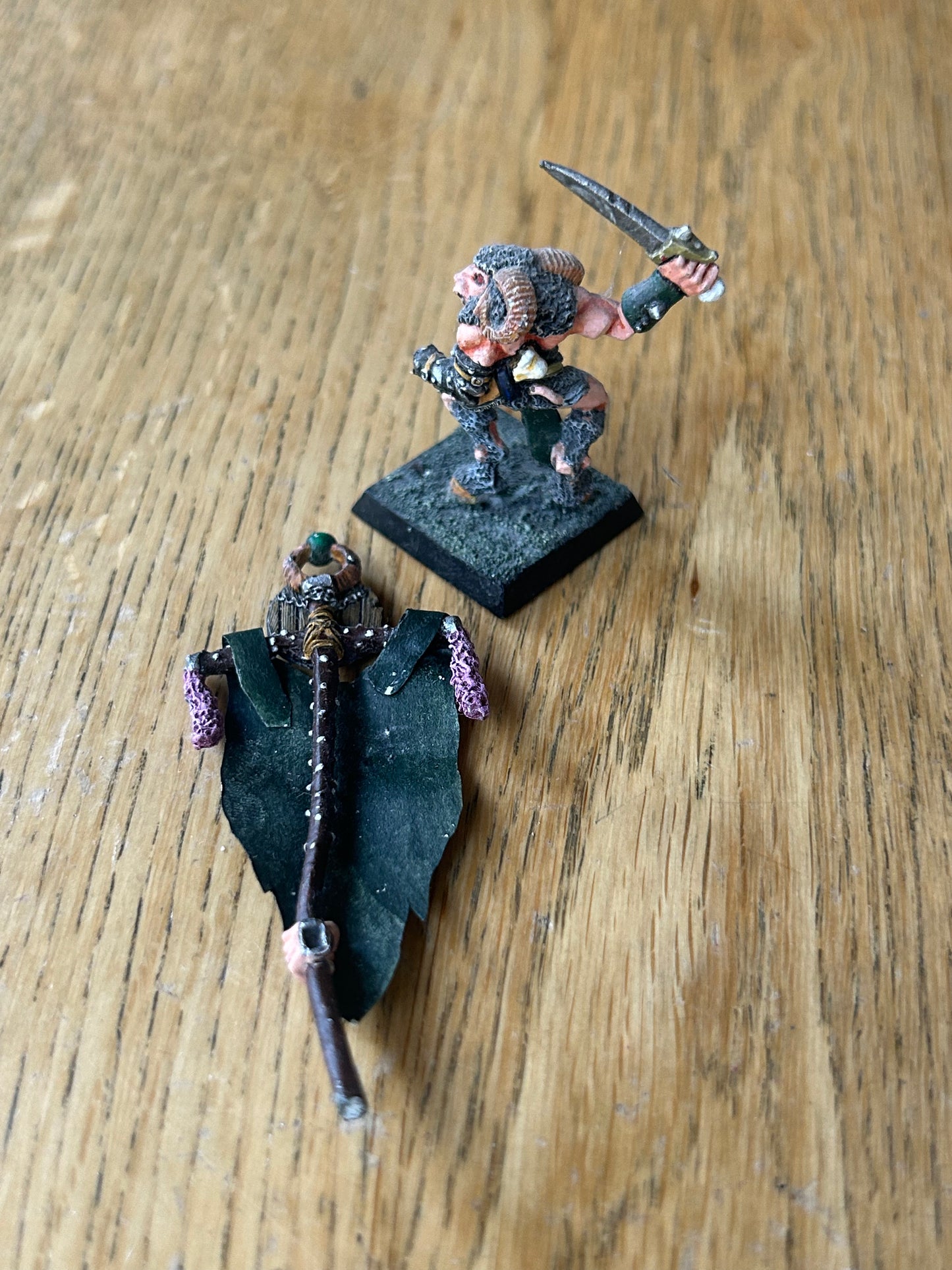 Warhammer Fantasy - Beasts of Chaos - MB9 Beastman standard bearer [Metal] Marauder