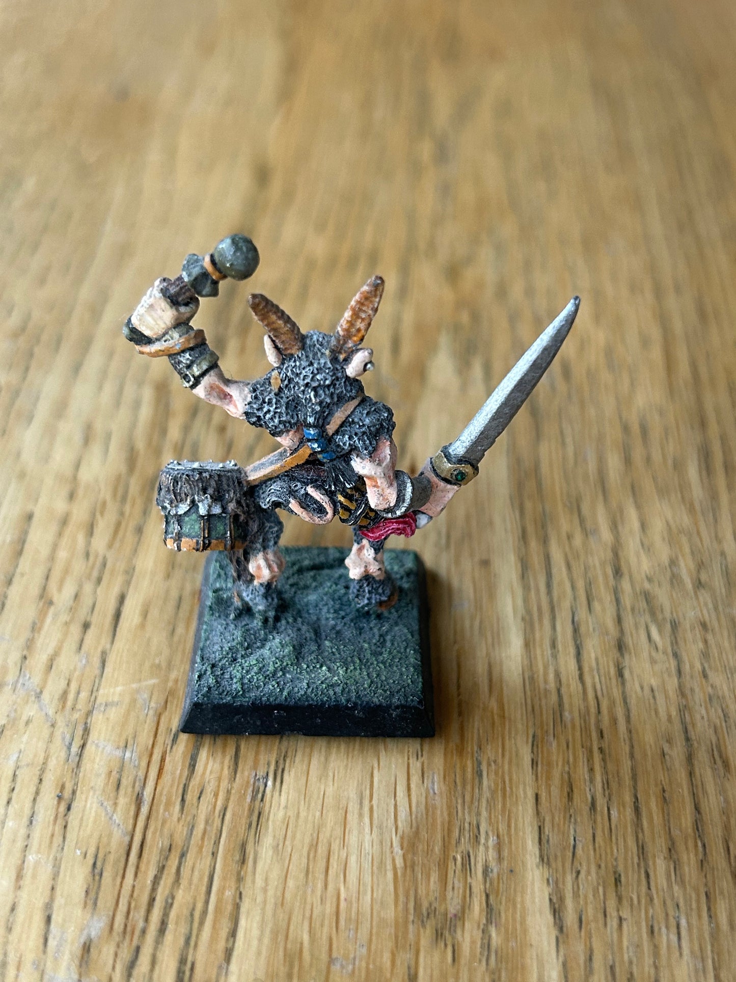 Warhammer Fantasy - Beasts of Chaos - MB9 Beastman musician [Metal] Marauder