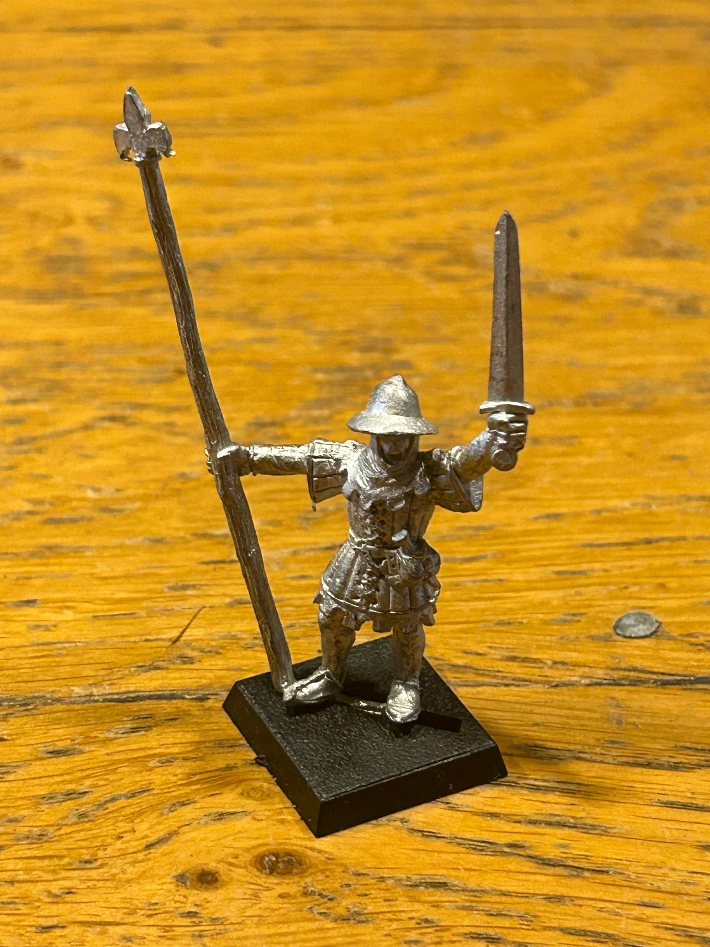 Warhammer fantasy bretonnian bowmen standard bearer