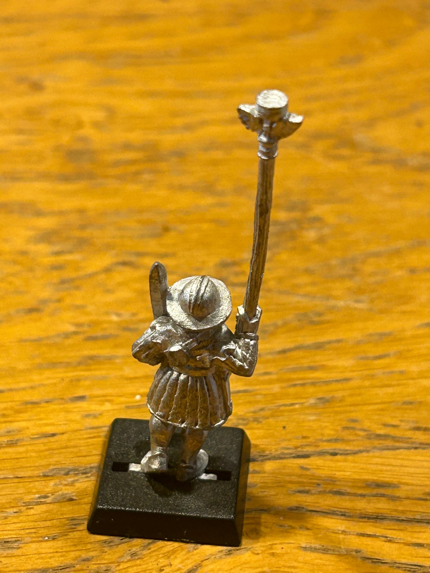 Warhammer fantasy bretonnian men at arms standard bearer