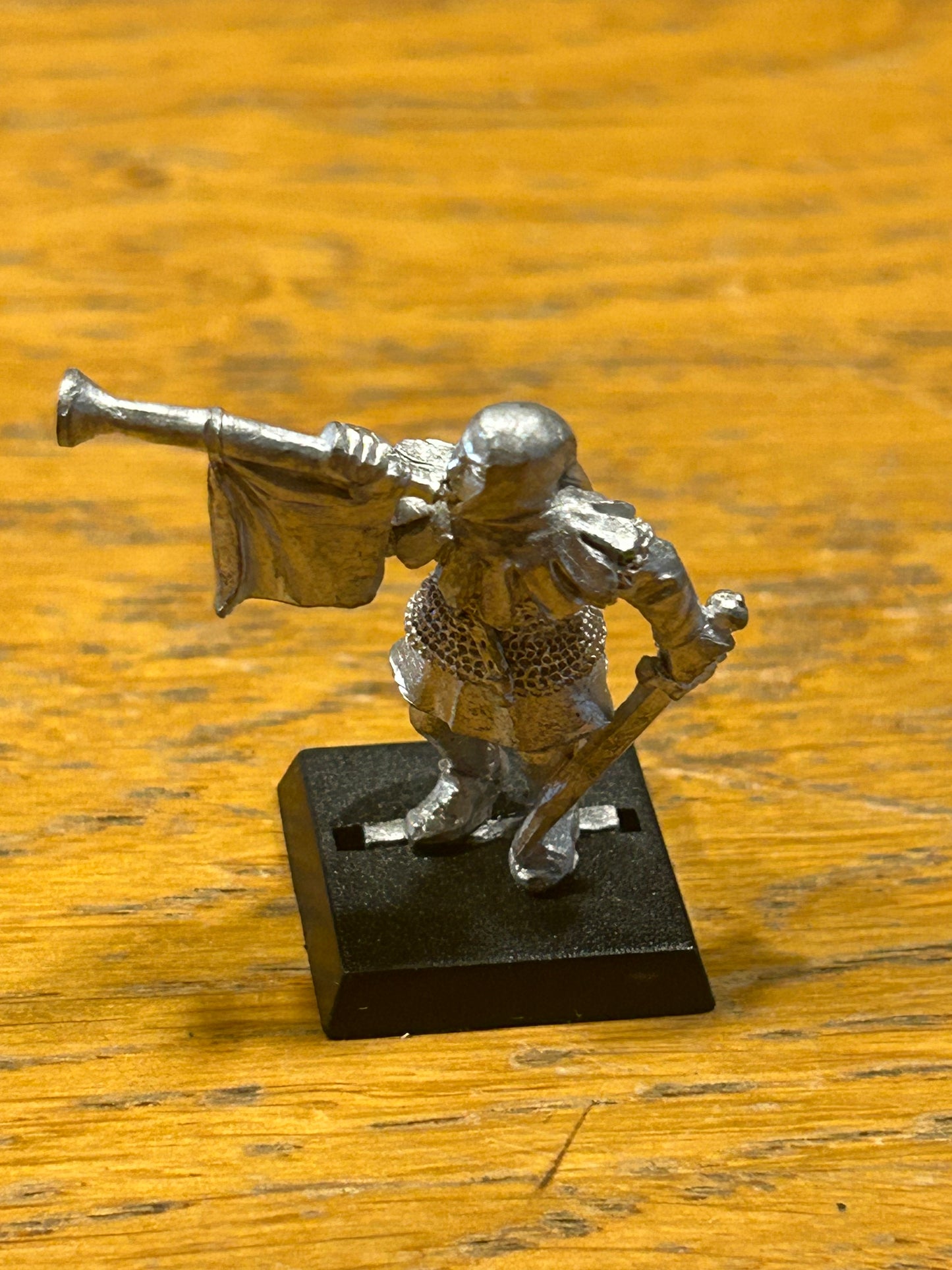 Warhammer fantasy bretonnian men at arms musician trumpeter