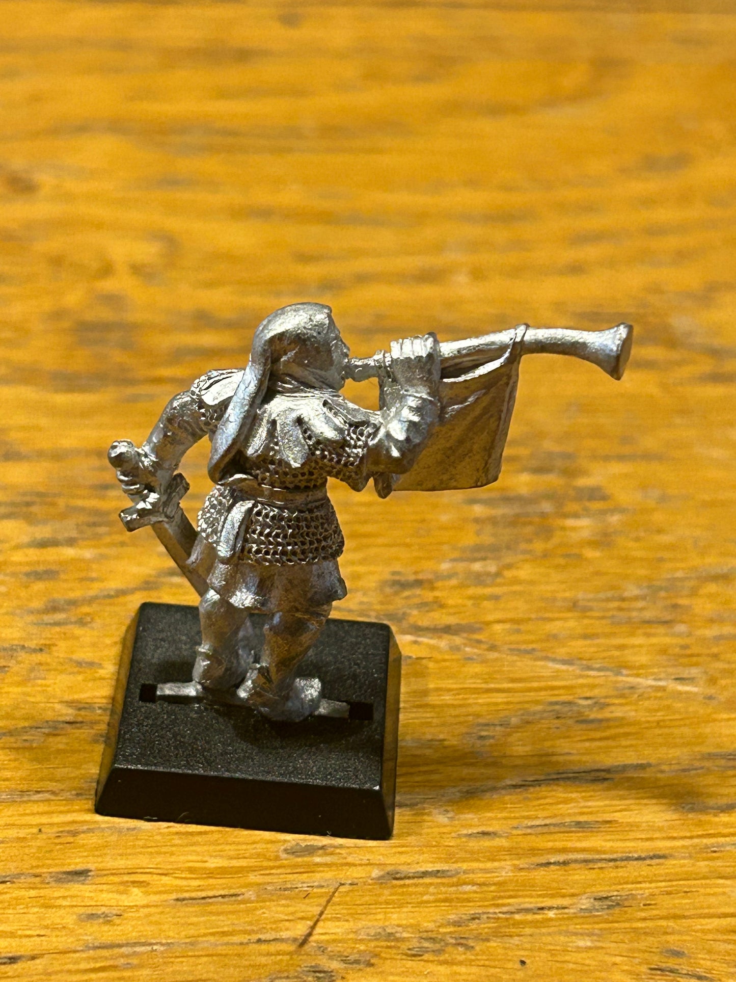 Warhammer fantasy bretonnian men at arms musician trumpeter