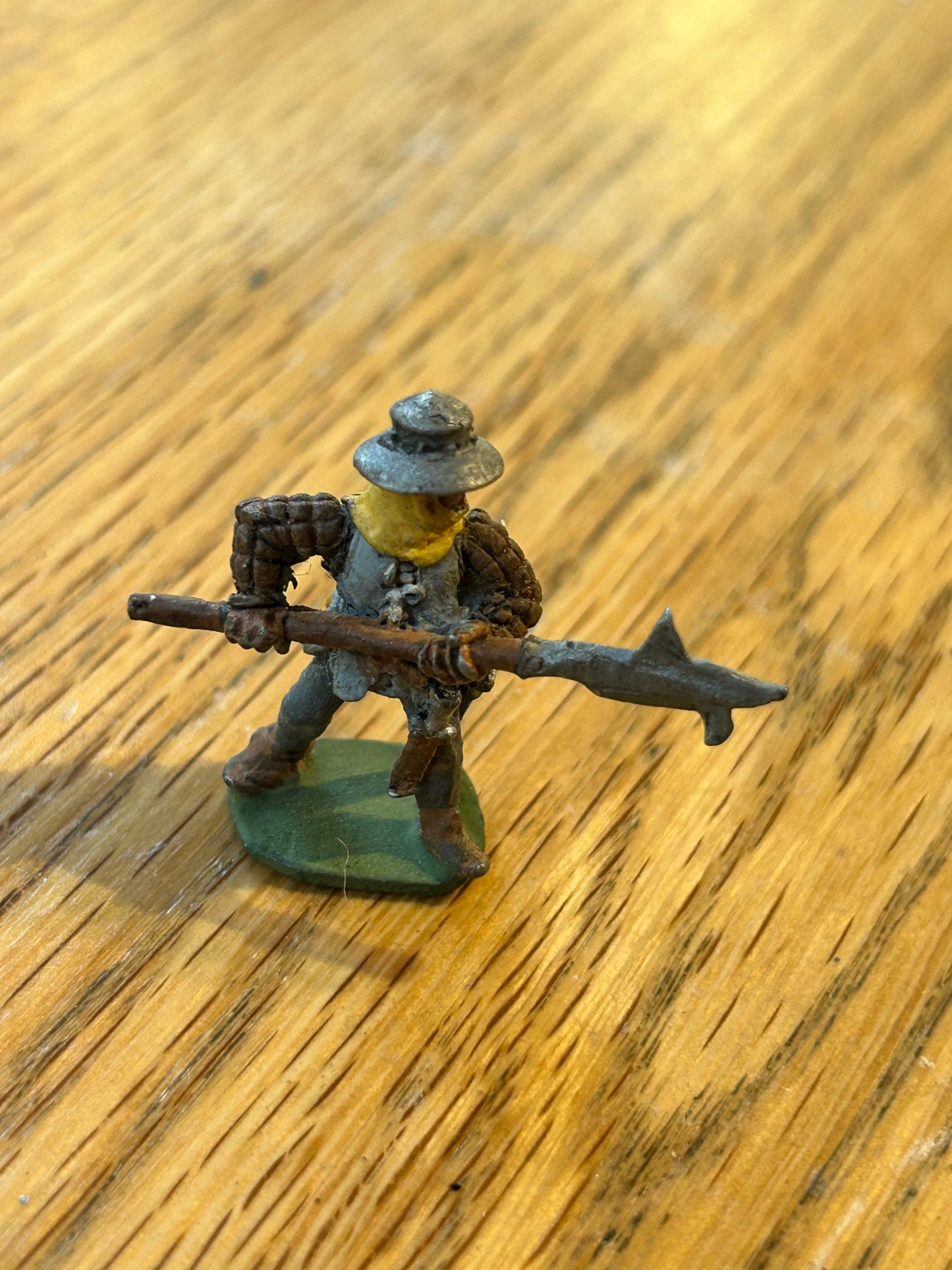 C26 man at arms billman attacking bretonnian (no tab)