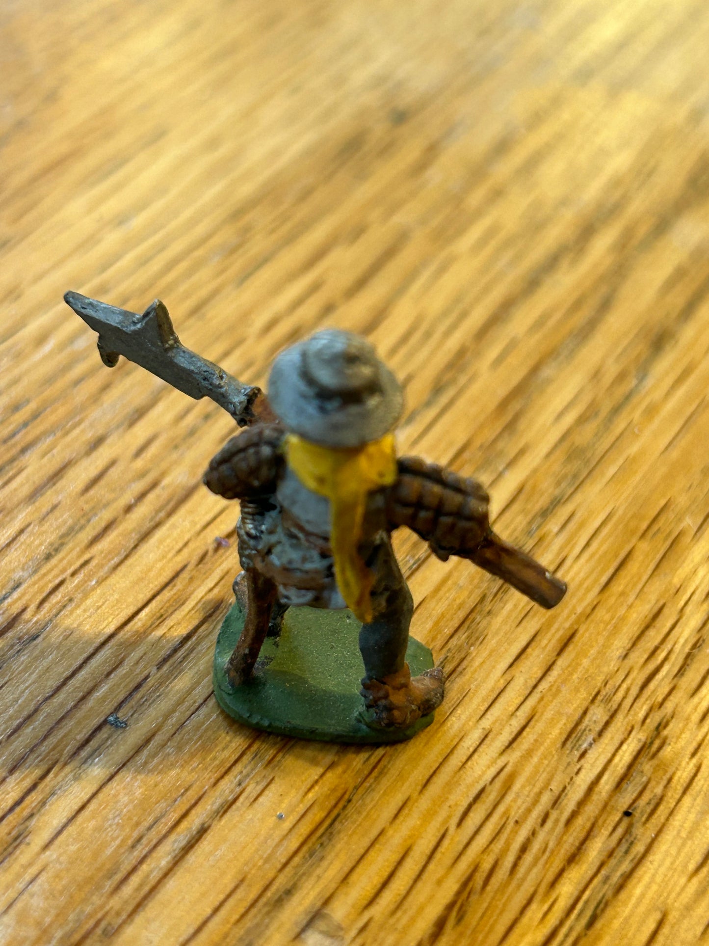 C26 man at arms billman attacking bretonnian (no tab)