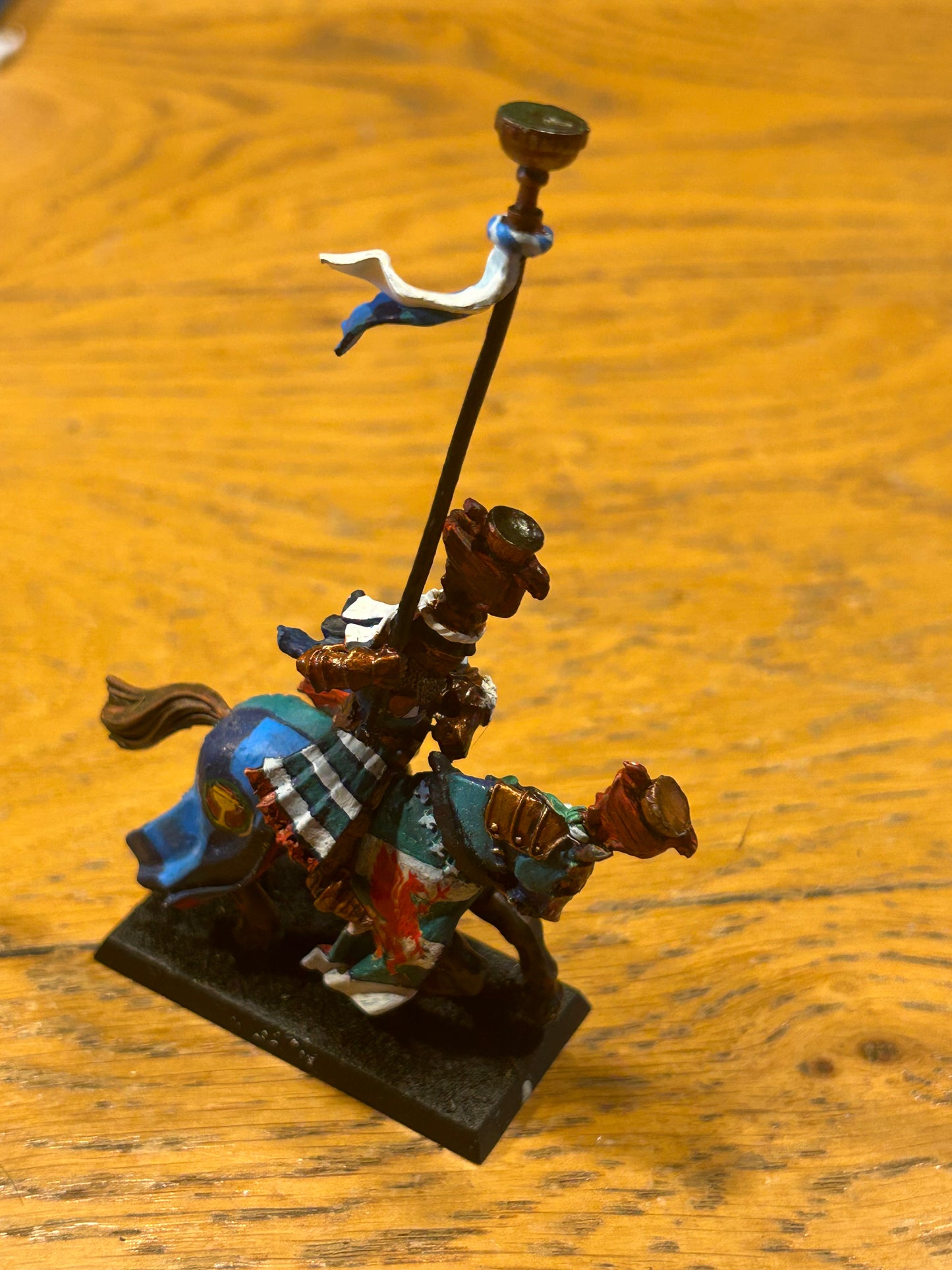 Warhammer Fantasy BRETONNIAN GRAIL KNIGHT standard bearer metal 5th edition (no shield and has some blu tack that needs removing)