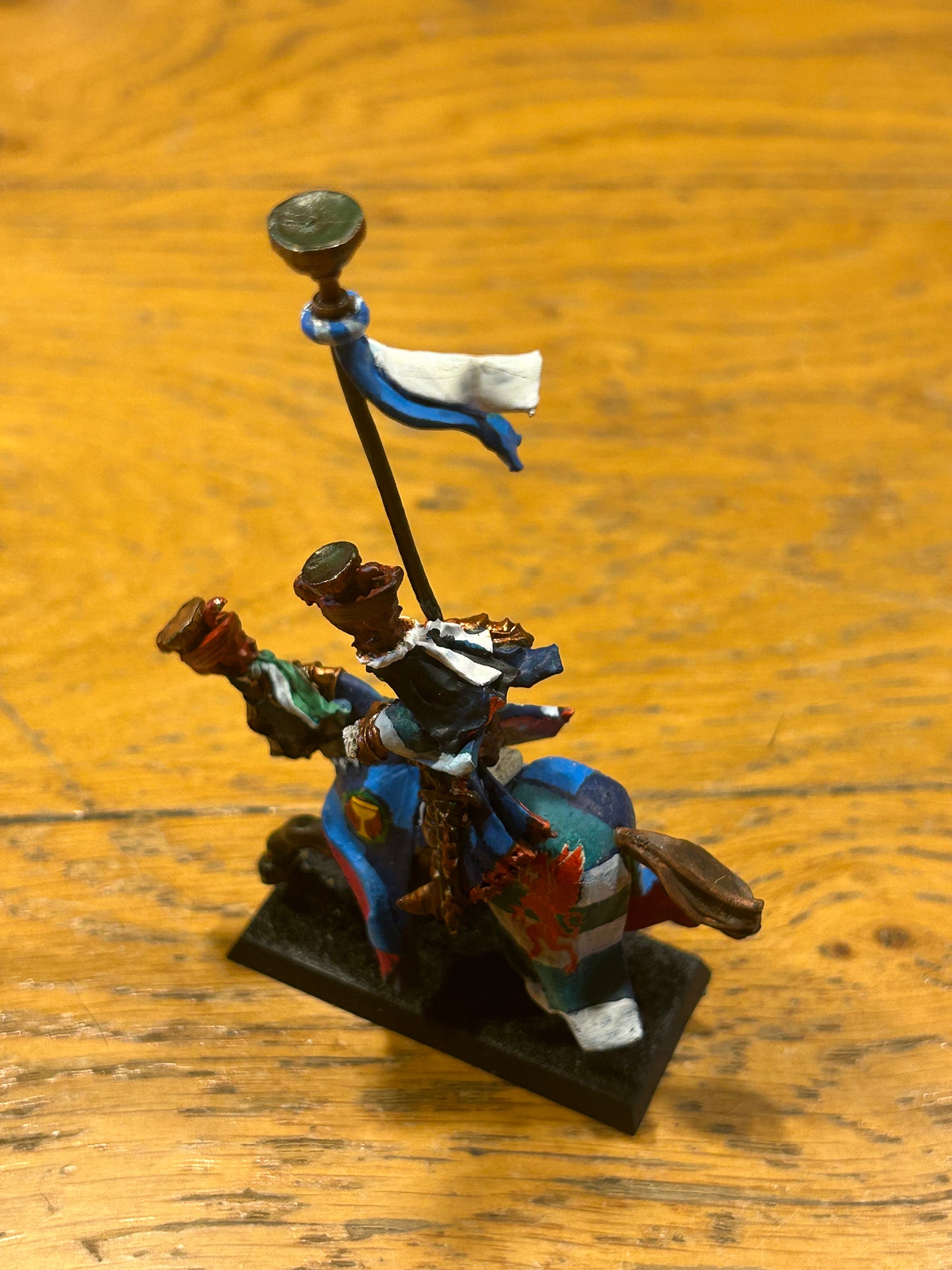 Warhammer Fantasy BRETONNIAN GRAIL KNIGHT standard bearer metal 5th edition (no shield and has some blu tack that needs removing)