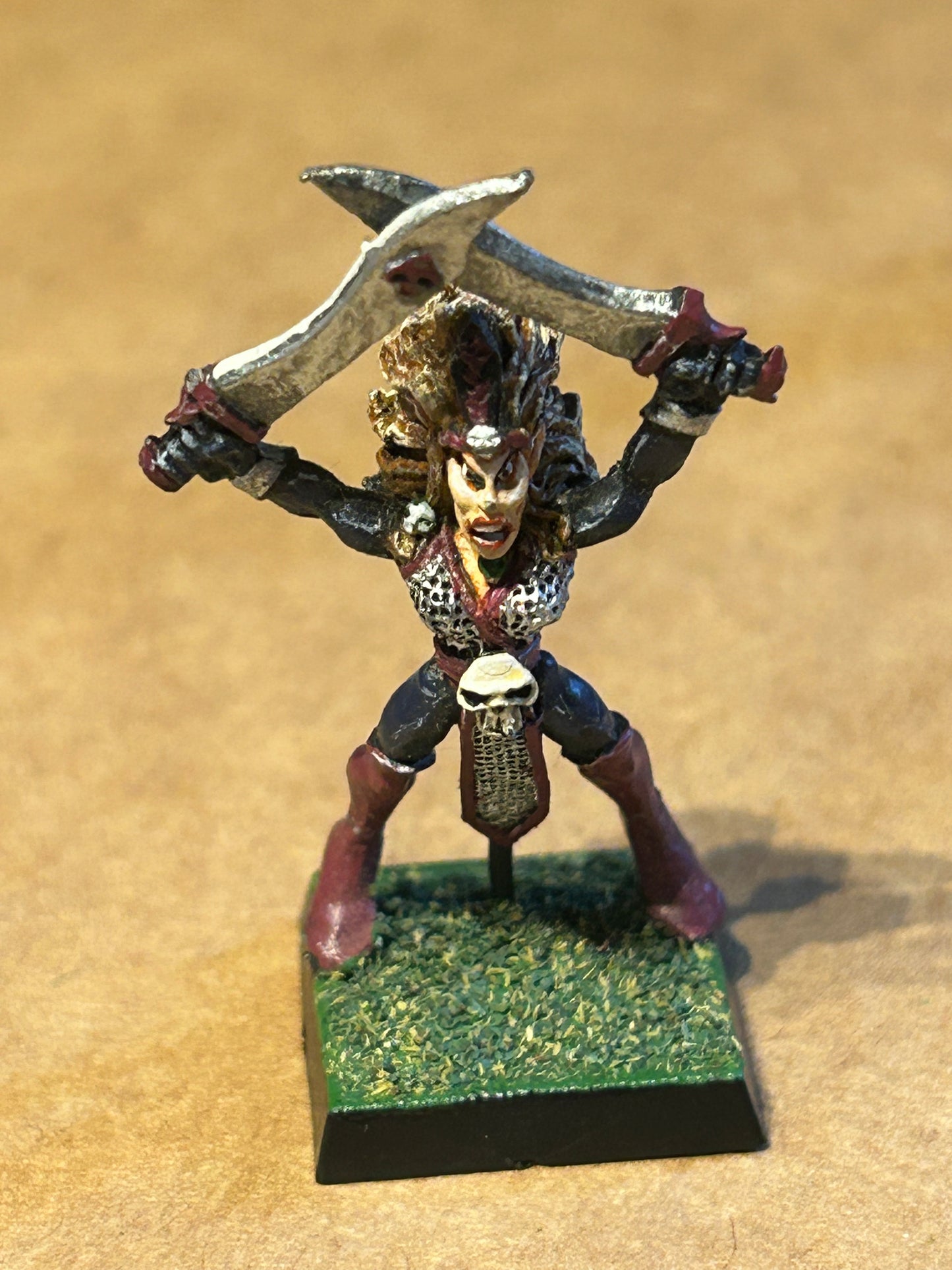 Warhammer fantasy dark elf witch elf with two swords/daggers marauder miniatures