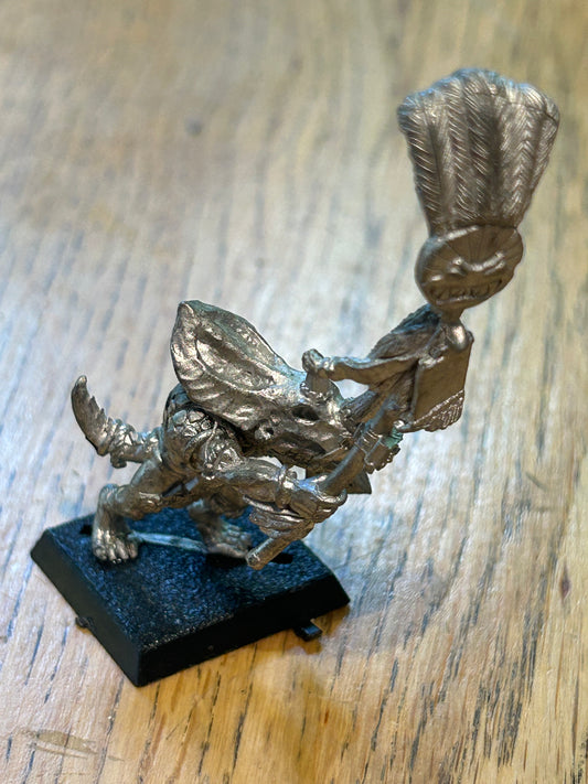 Warhammer fantasy Warhammer - Lizardmen -  Classic Metal Temple Guard standard bearer