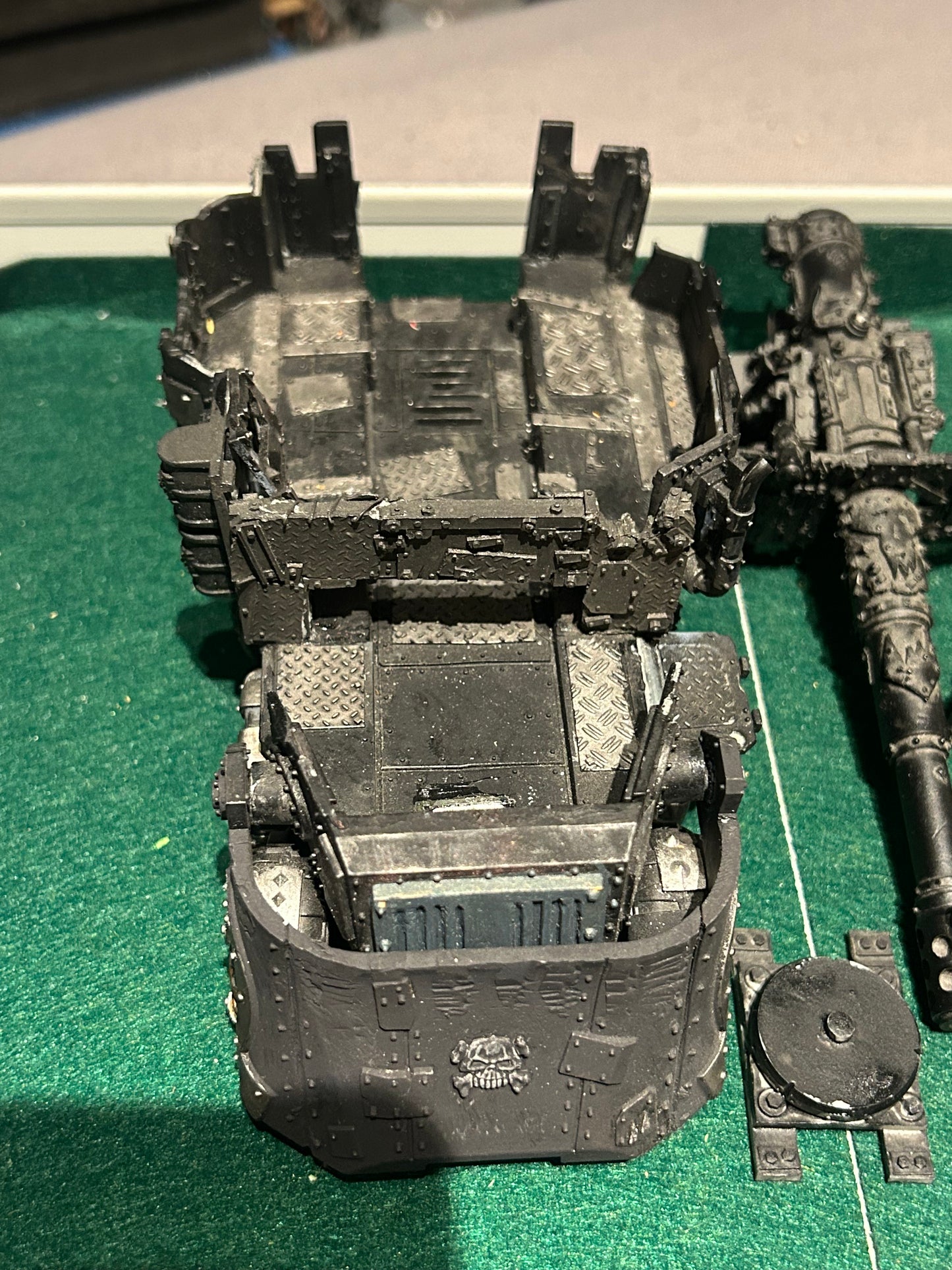 Warhammer 40 orks battle wagon with forge world supa kannon and crew (sold as seen, I’m sure it’s genuine as it’s from my normal source, but it might be missing some bits)