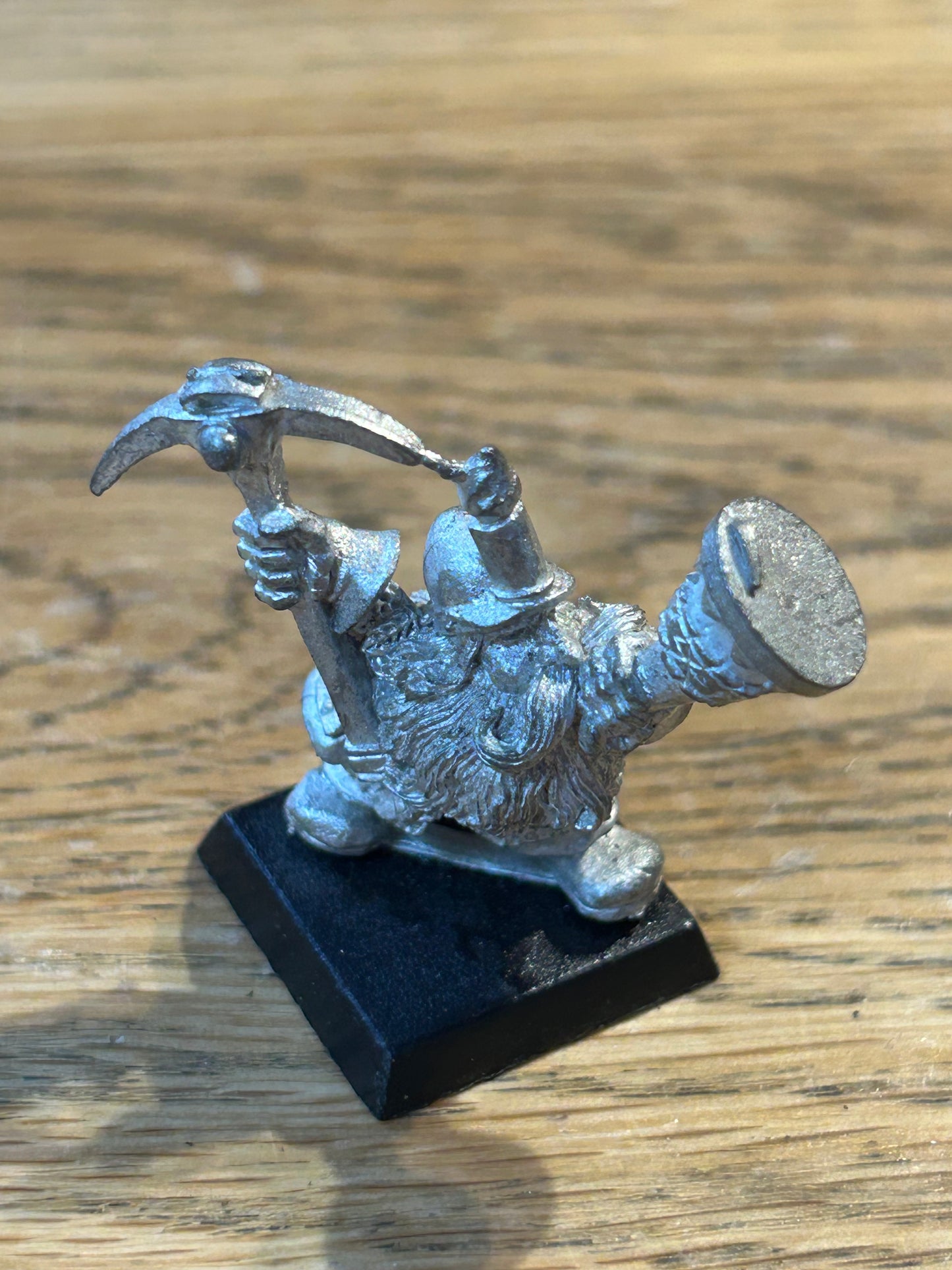 Warhammer fantasy dwarf miner musician