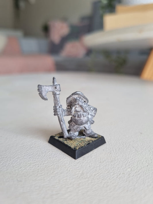 Games Workshop Warhammer Marauder  Dwarf Dwarves MM10 DW26 dwarf with axe and hat